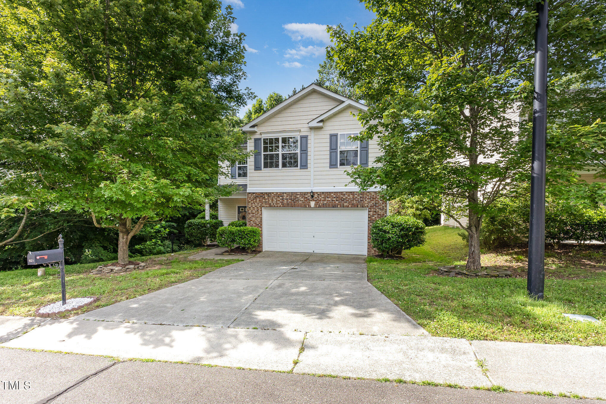 925 Spring Meadow Drive Property Photo 1
