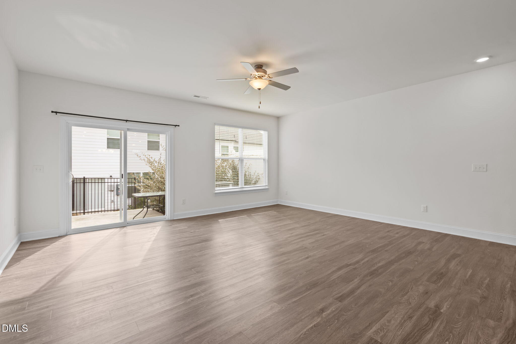 1033 Hearstone Way Property Photo 4