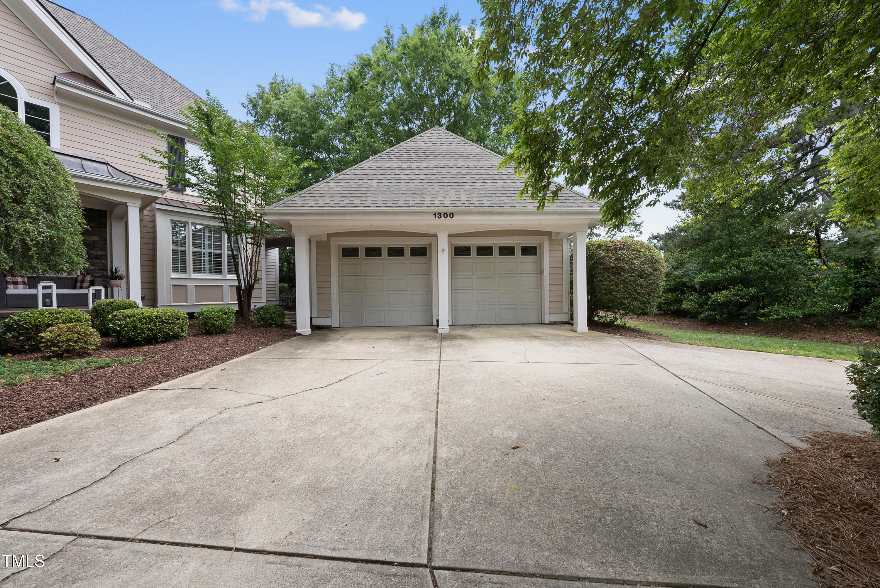 1300 Heritage Club Avenue Property Photo 7