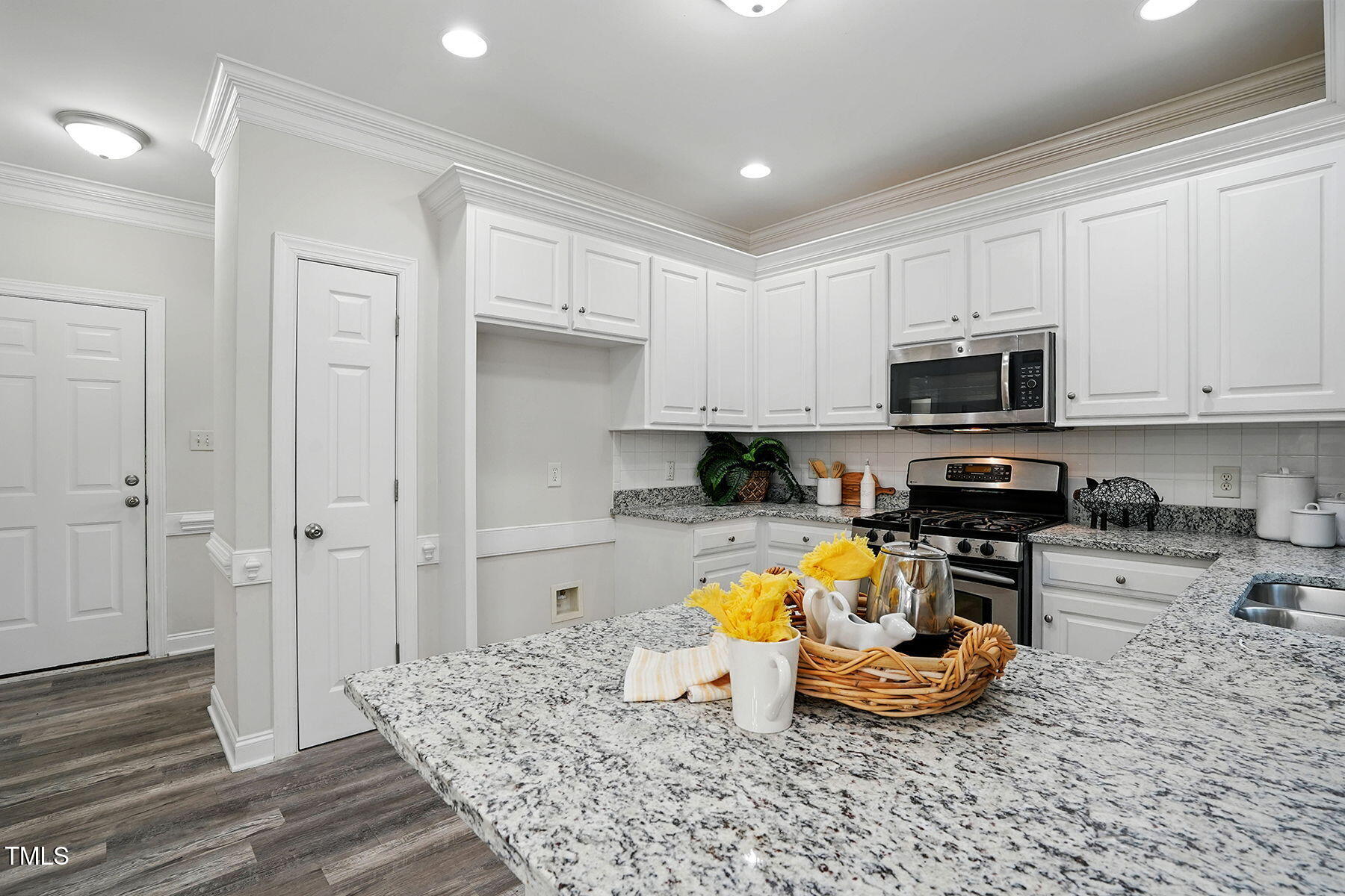 3020 Woods Walk Way Property Photo 9