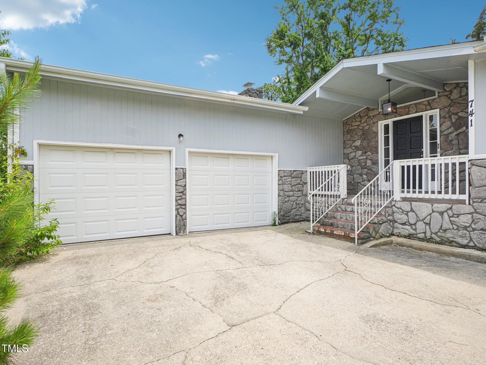 741 Southview Circle Property Photo 1