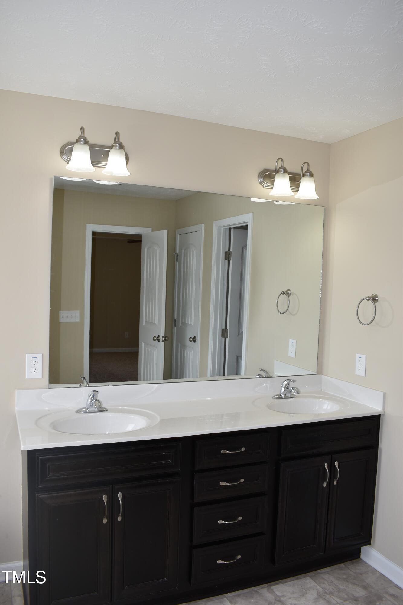 38 Hanson Court Property Photo 25