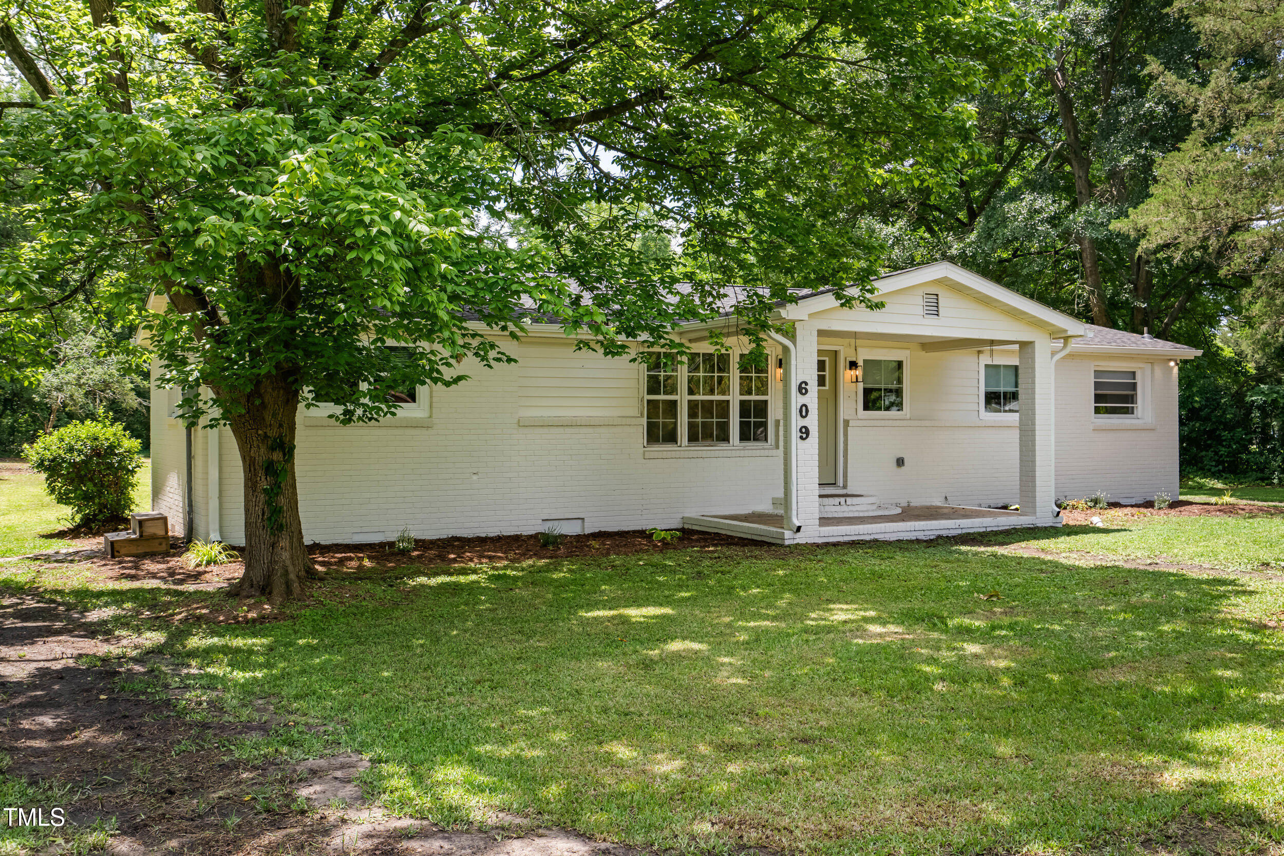 609 W College Street Property Photo 1