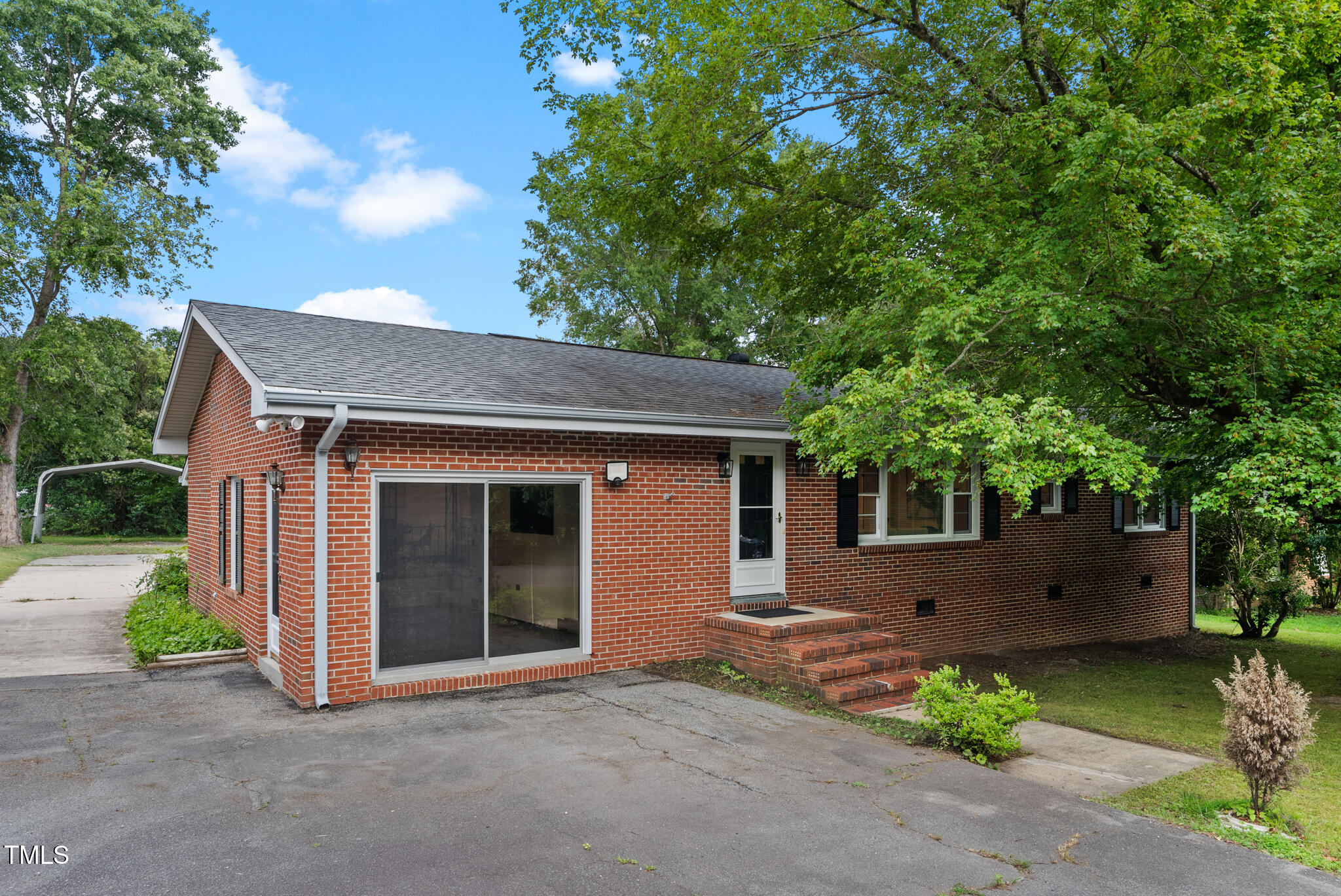 221 W Dale Drive Property Photo 1