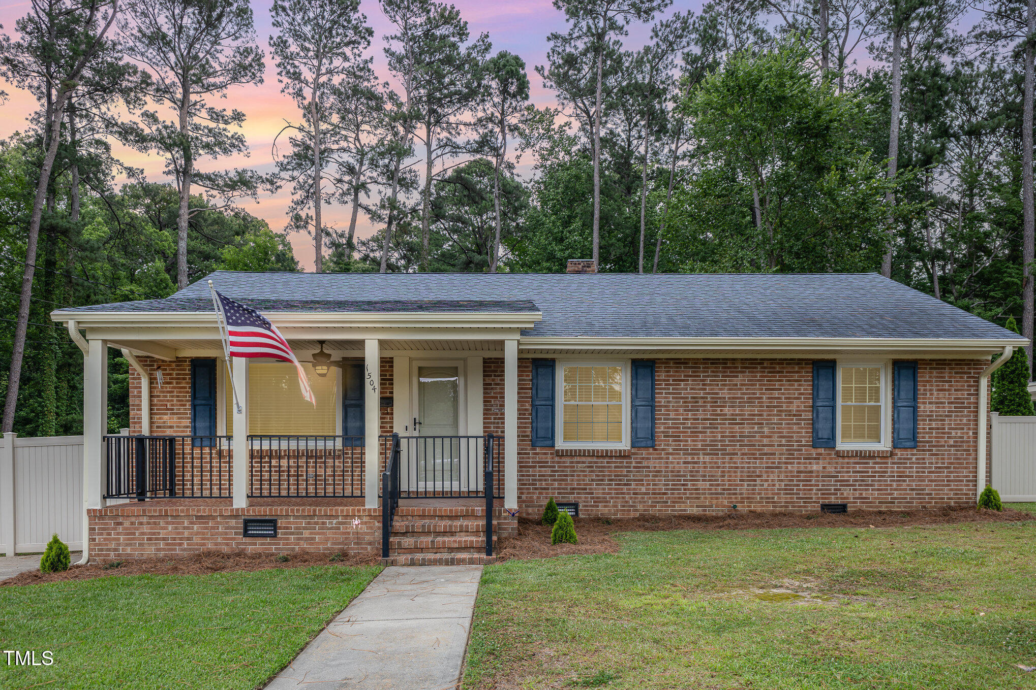 1504 Woodside Drive W Property Photo 1