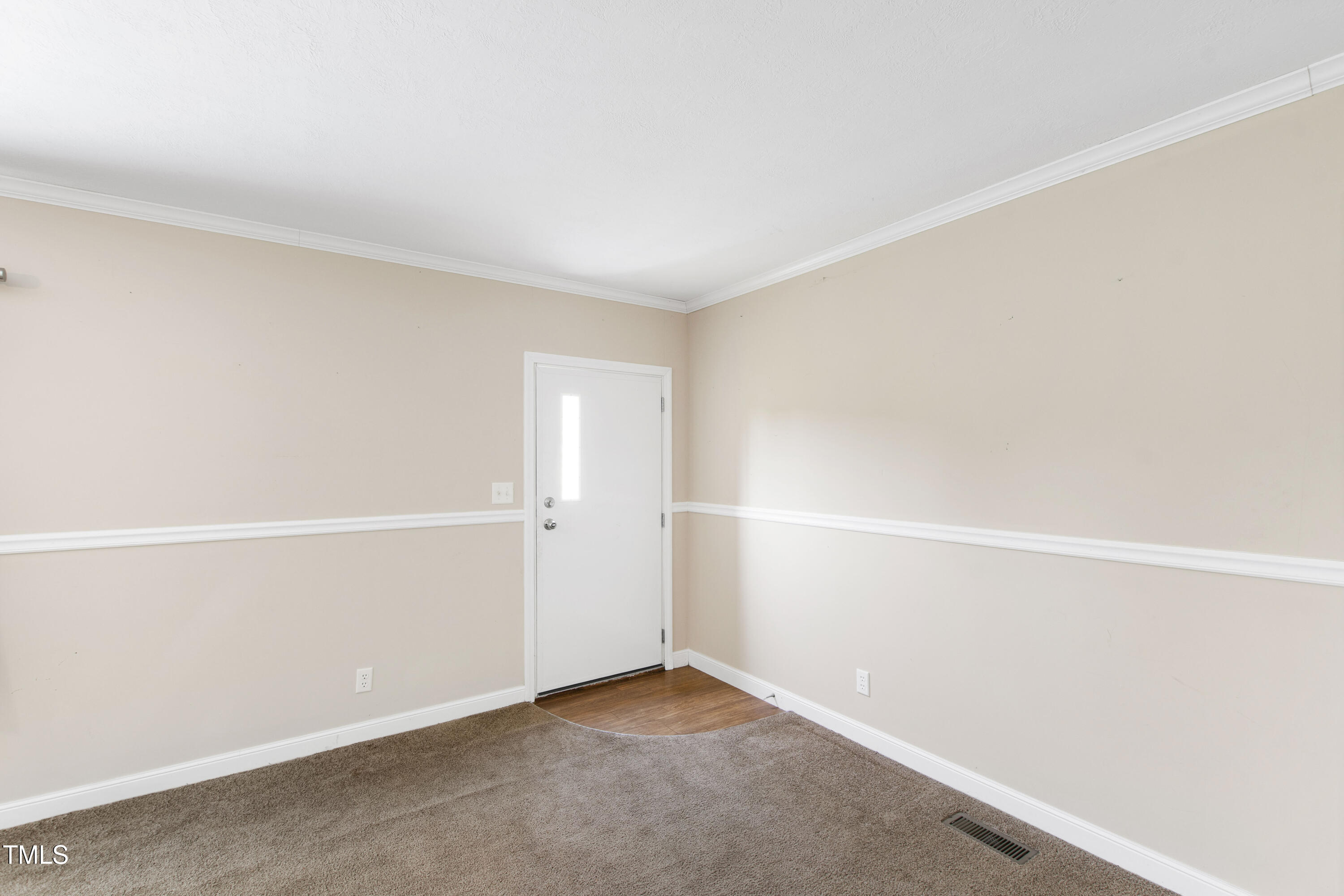 6671 South River Road Property Photo 4