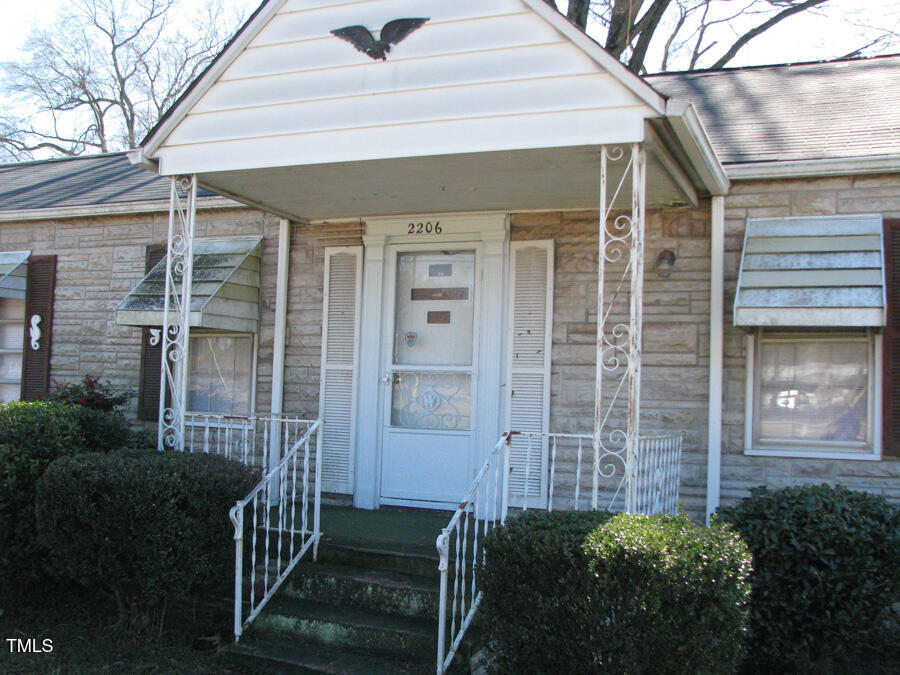 2206 E Club Boulevard Property Photo 2