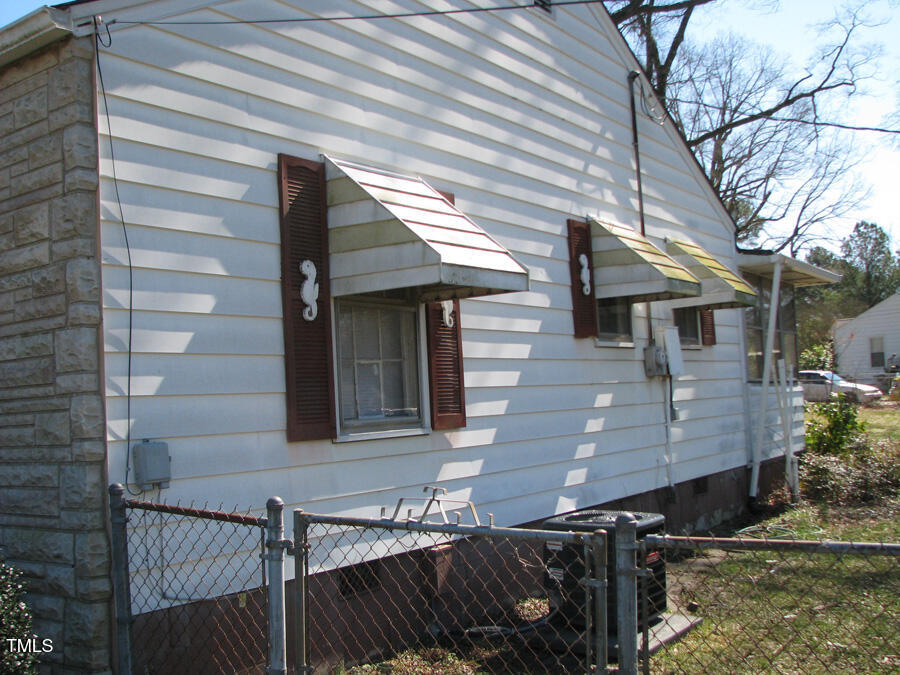 2206 E Club Boulevard Property Photo 3