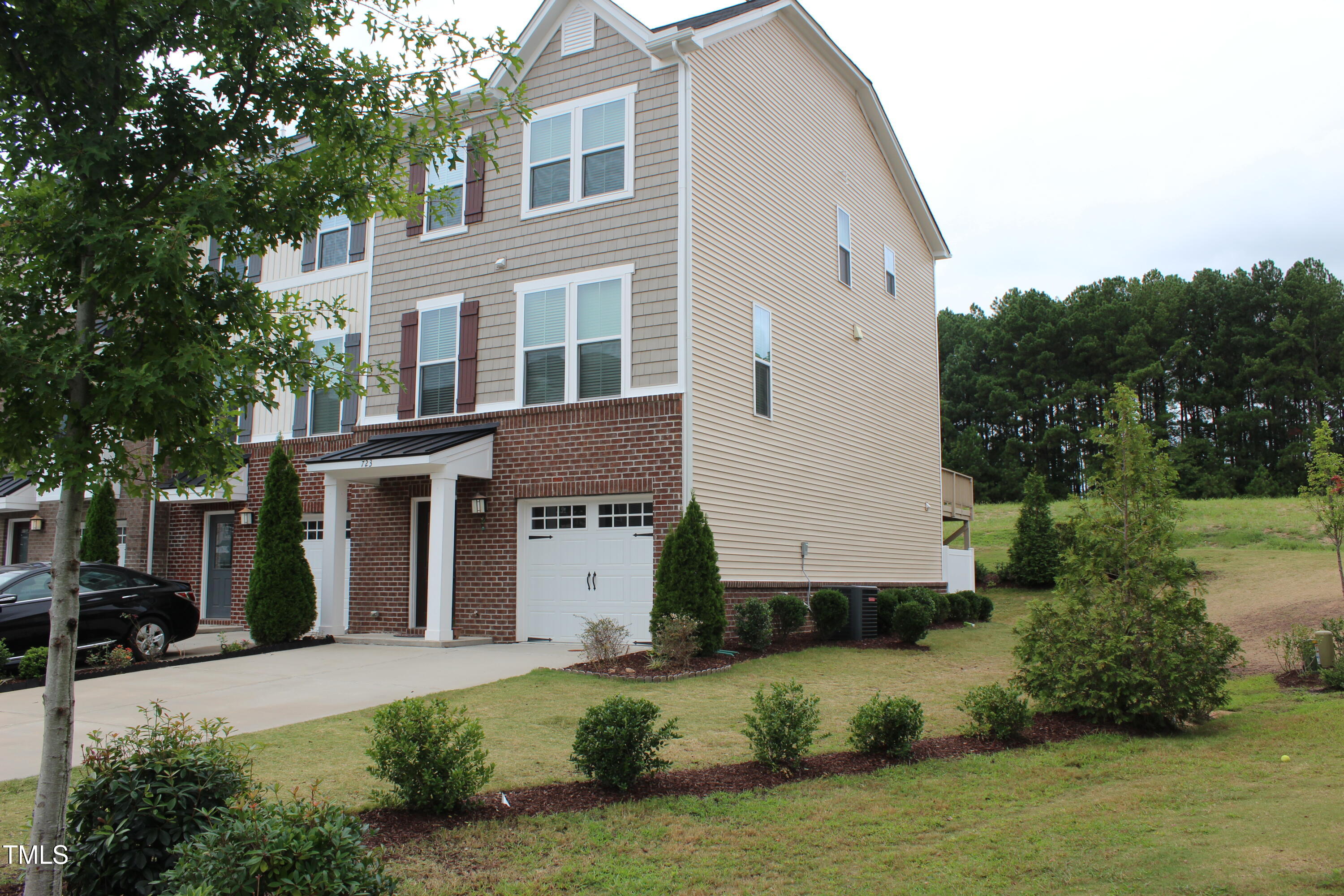 723 Suffield Way Property Photo 2