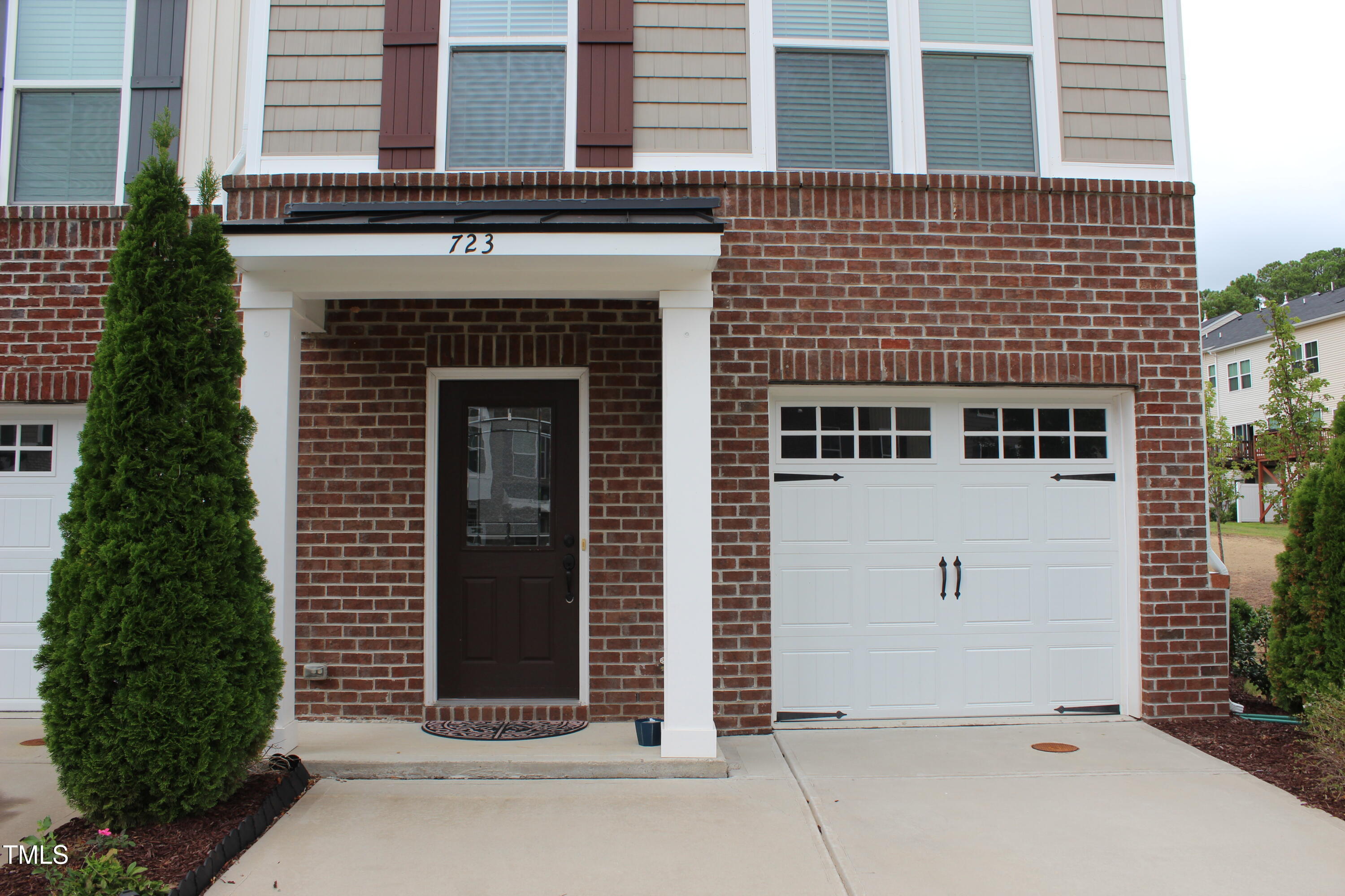 723 Suffield Way Property Photo 3