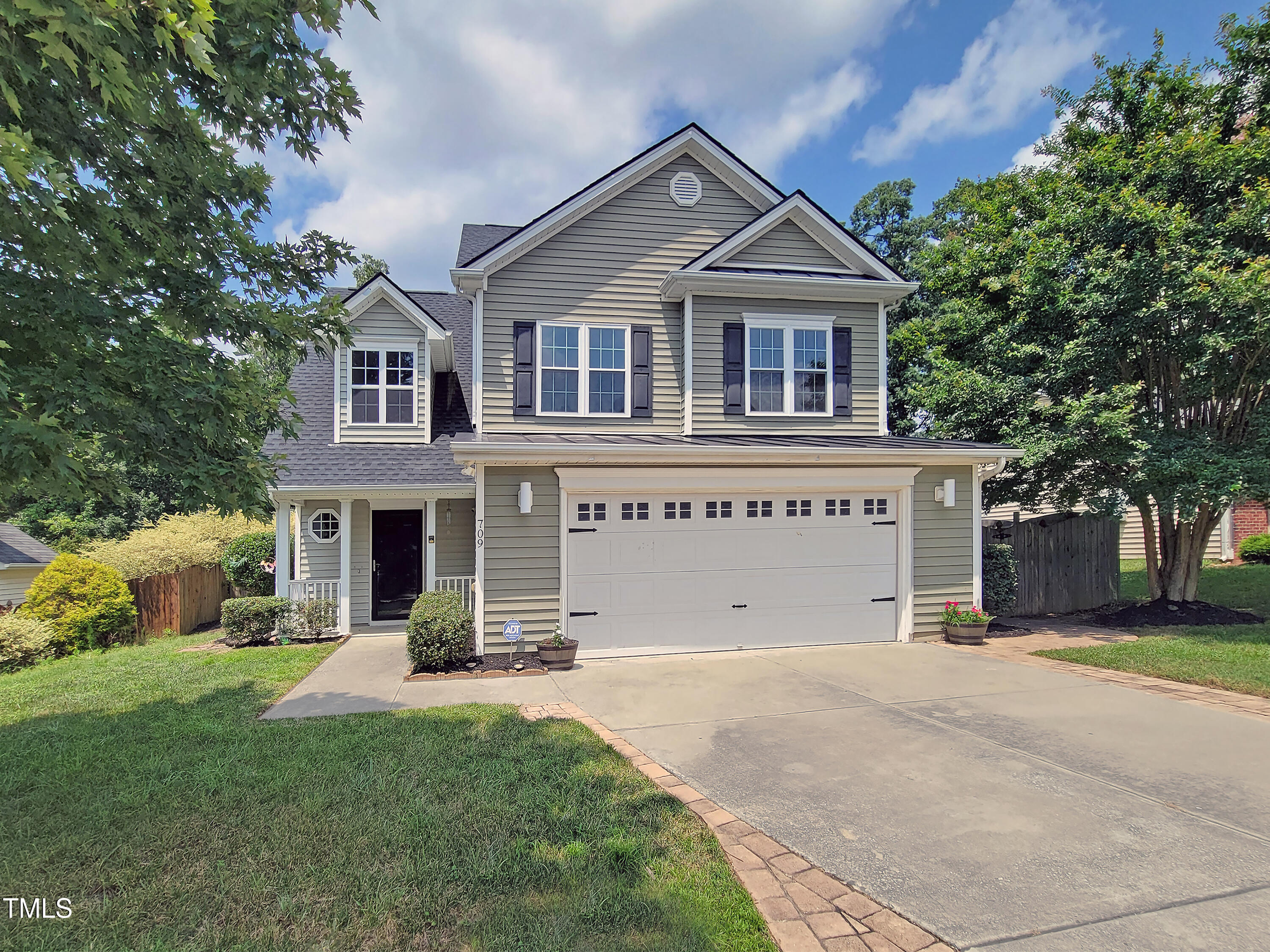 709 Pyracantha Drive Property Photo 1