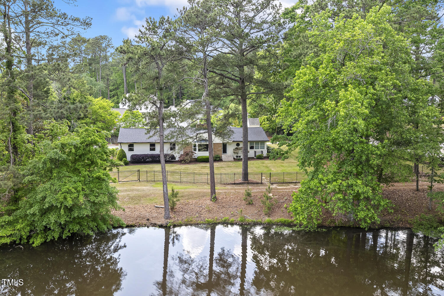 100 W Lakeside Drive Property Photo 1