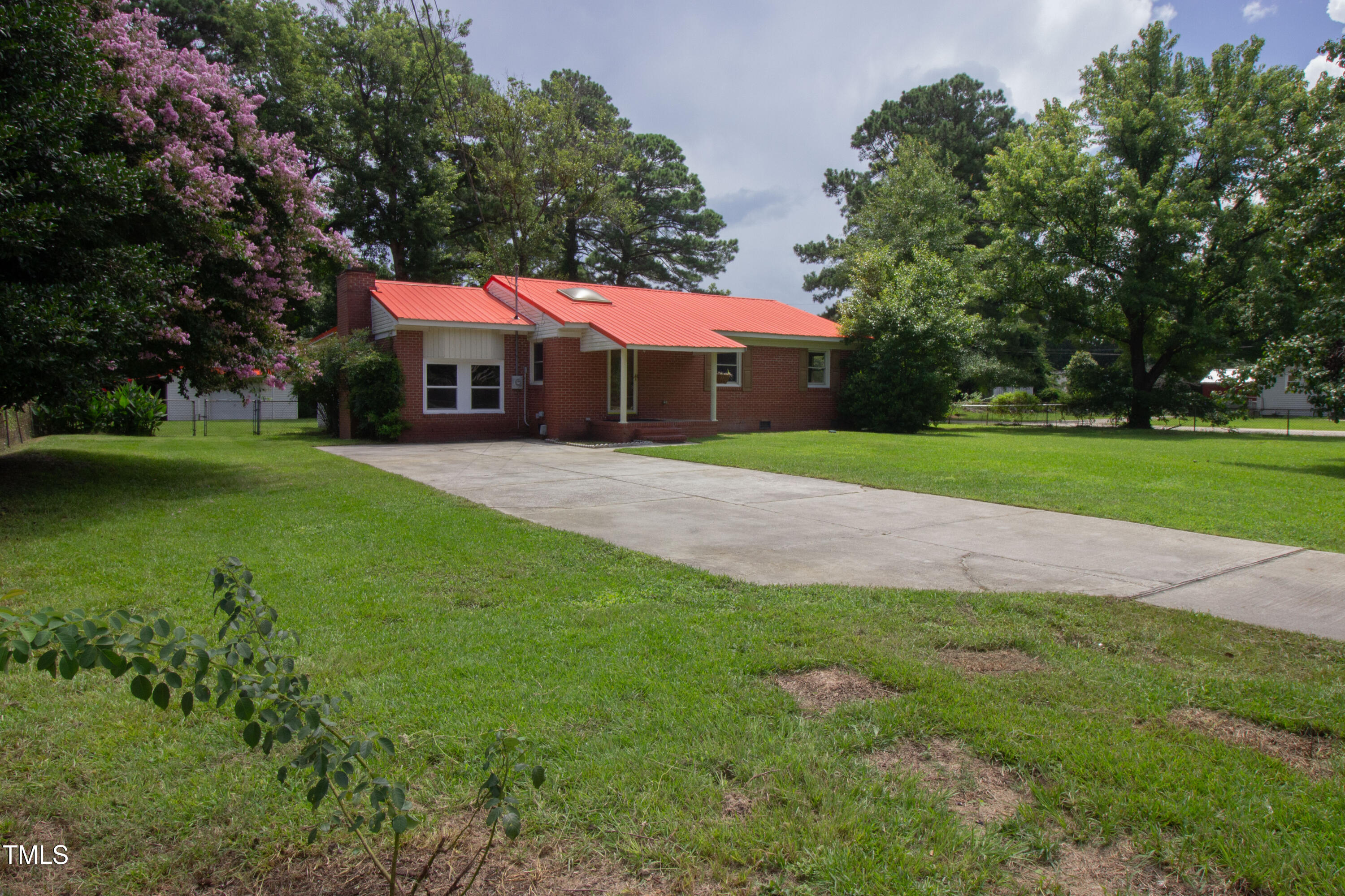 887 Seventy First School Road Property Photo 1