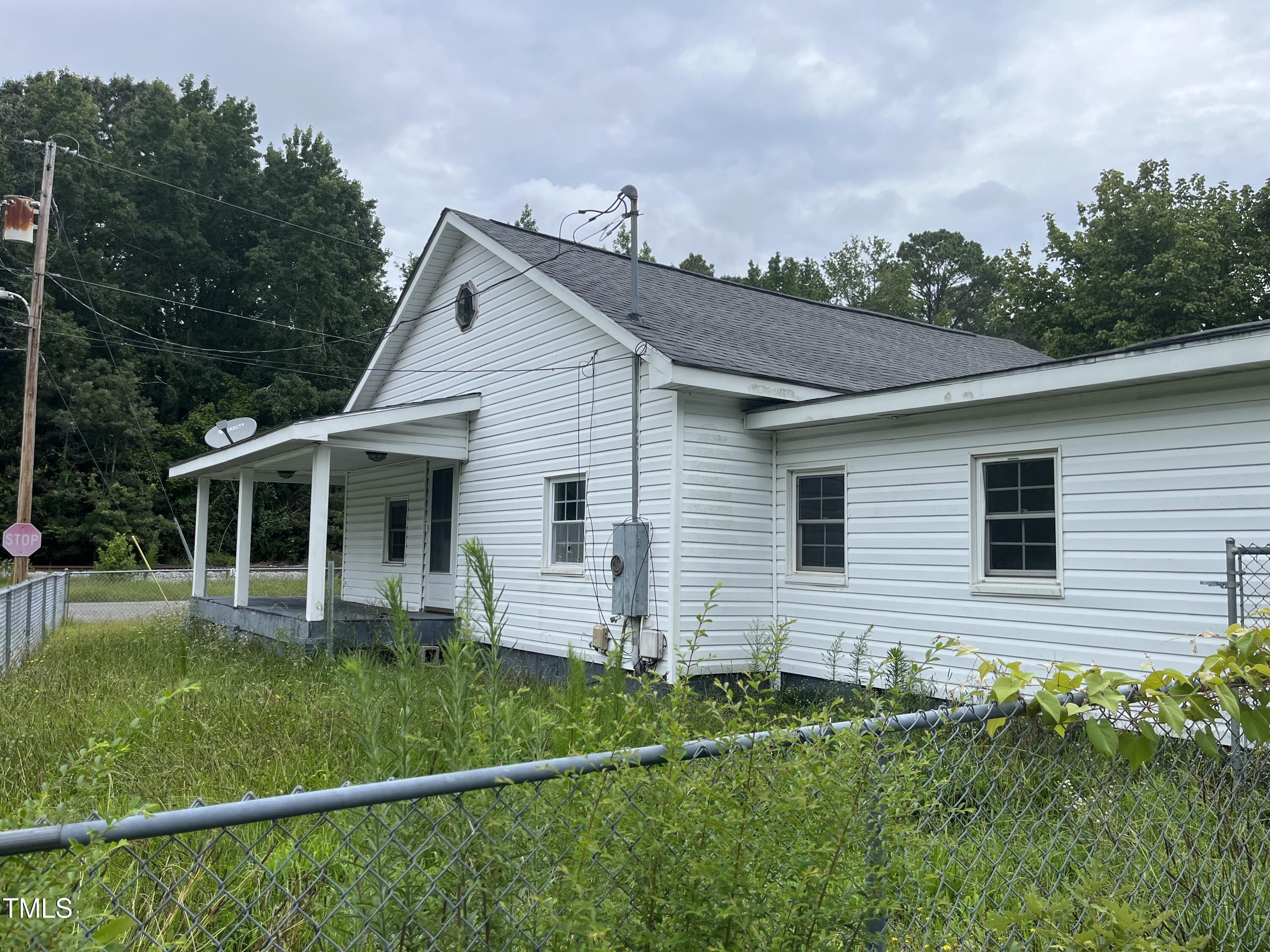 401 E Railroad Street Property Photo 1
