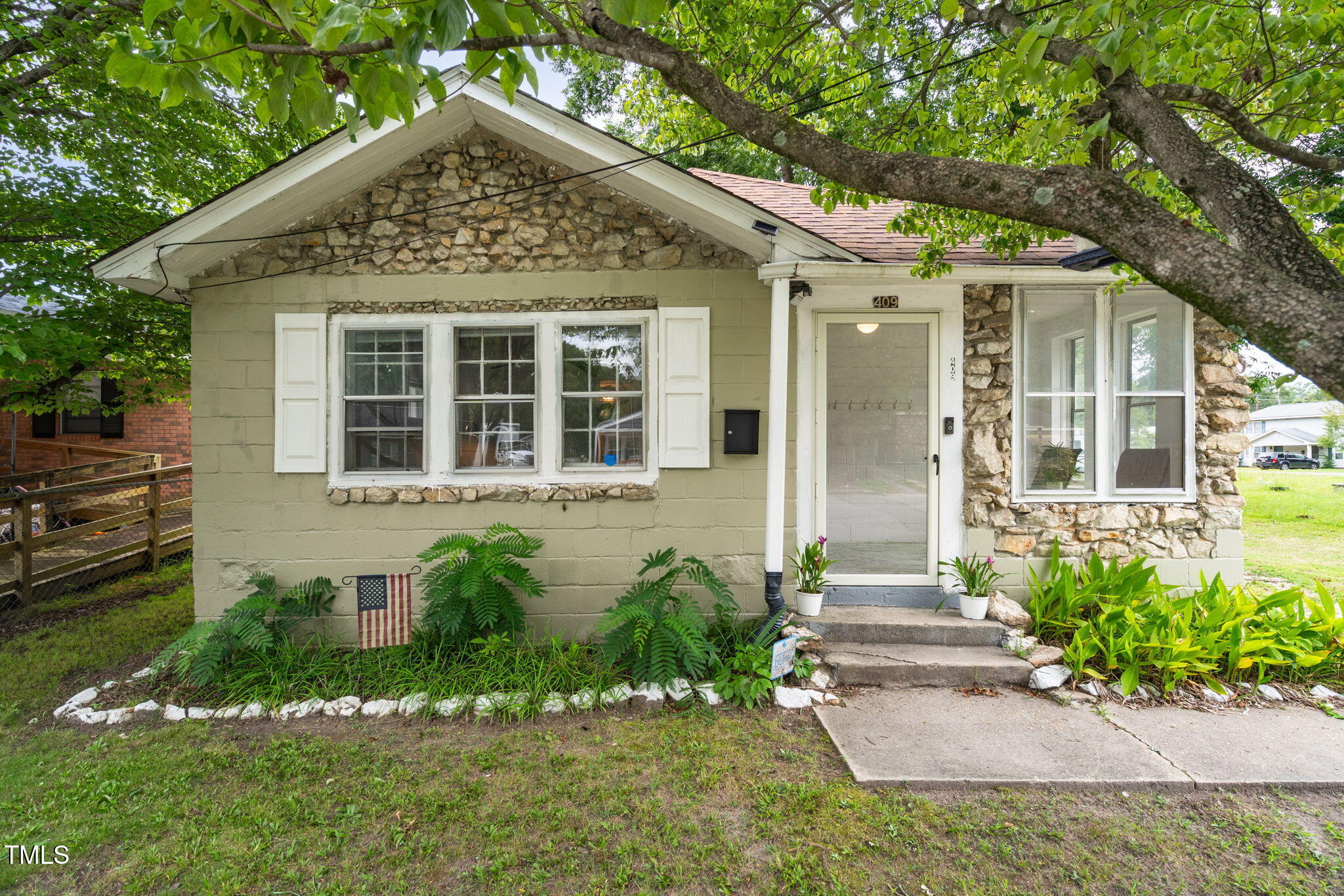 409 N Sellers Street Property Photo 1