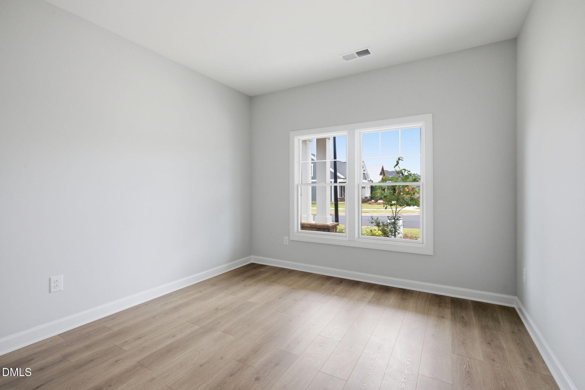 1136 Salford Court Property Photo 6