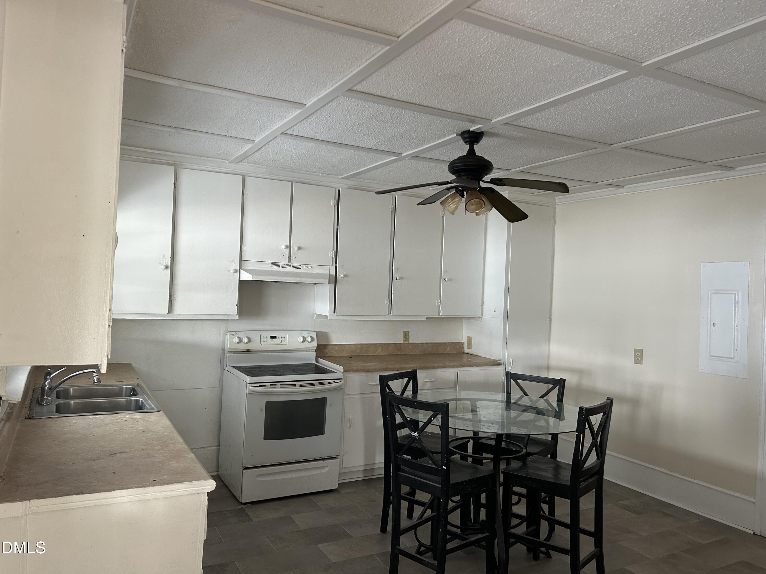 209 E Harnett Street Property Photo 9