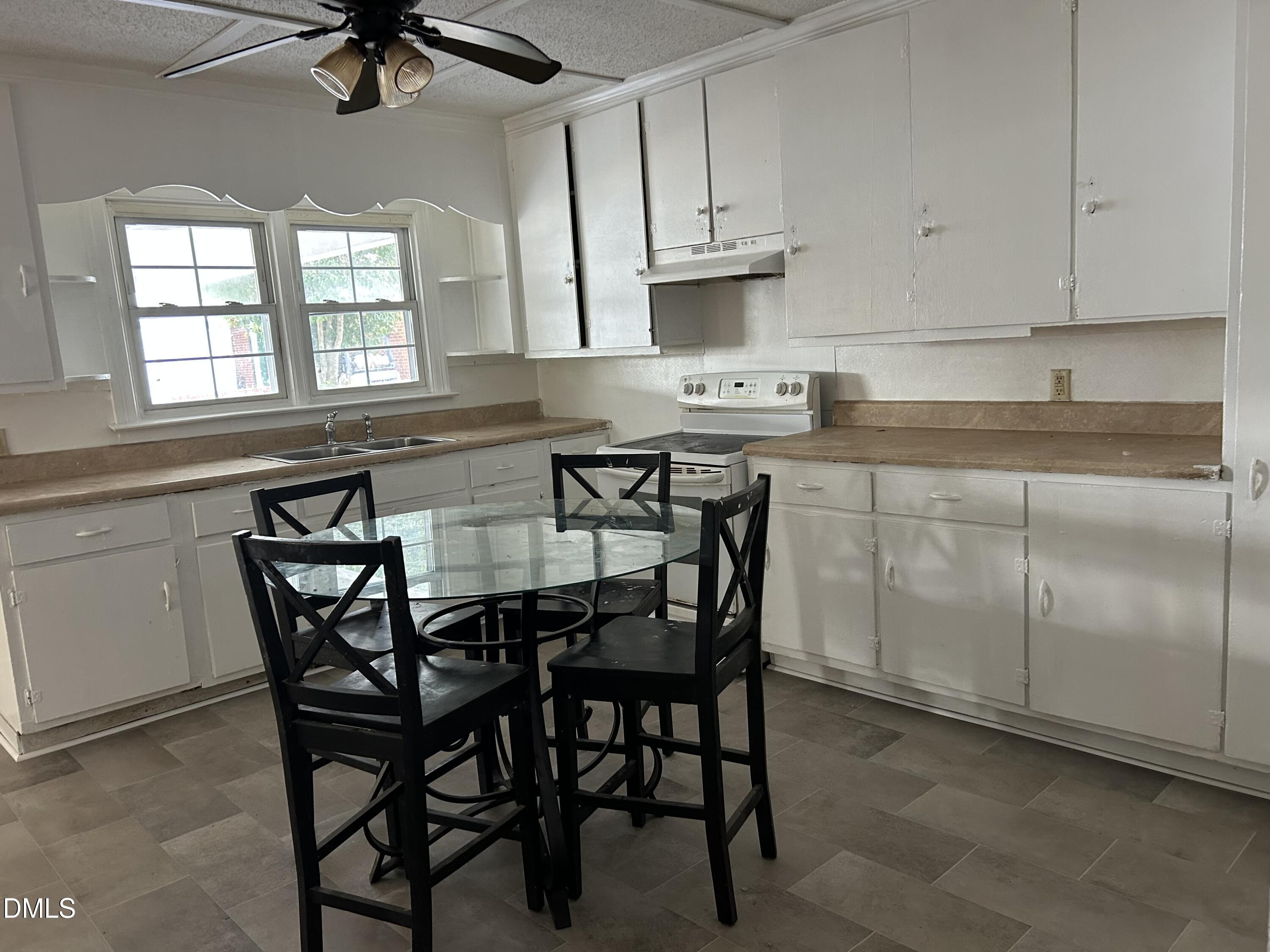 209 E Harnett Street Property Photo 10