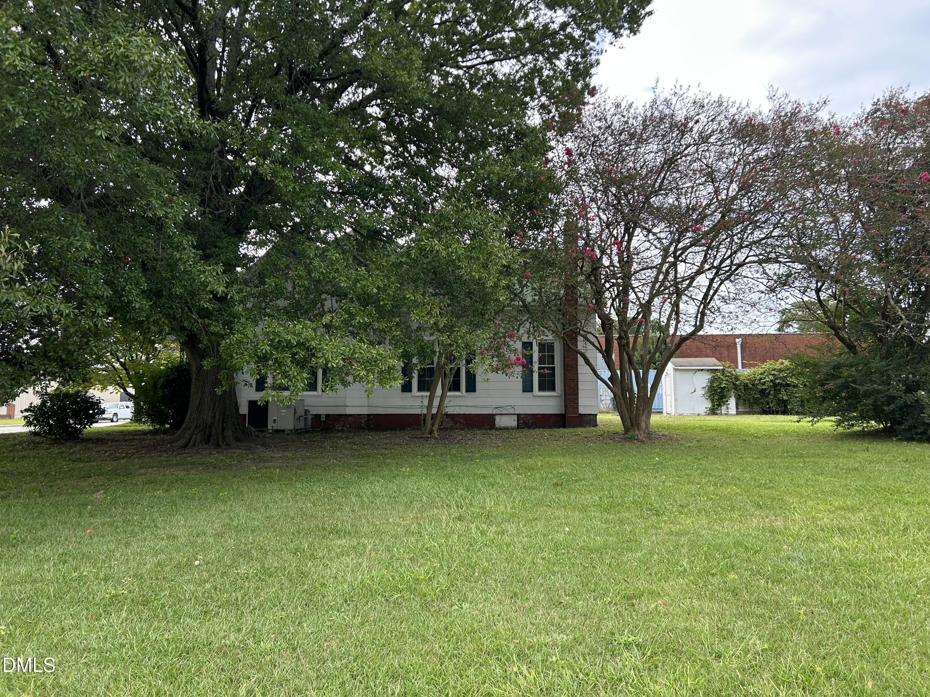 209 E Harnett Street Property Photo 20