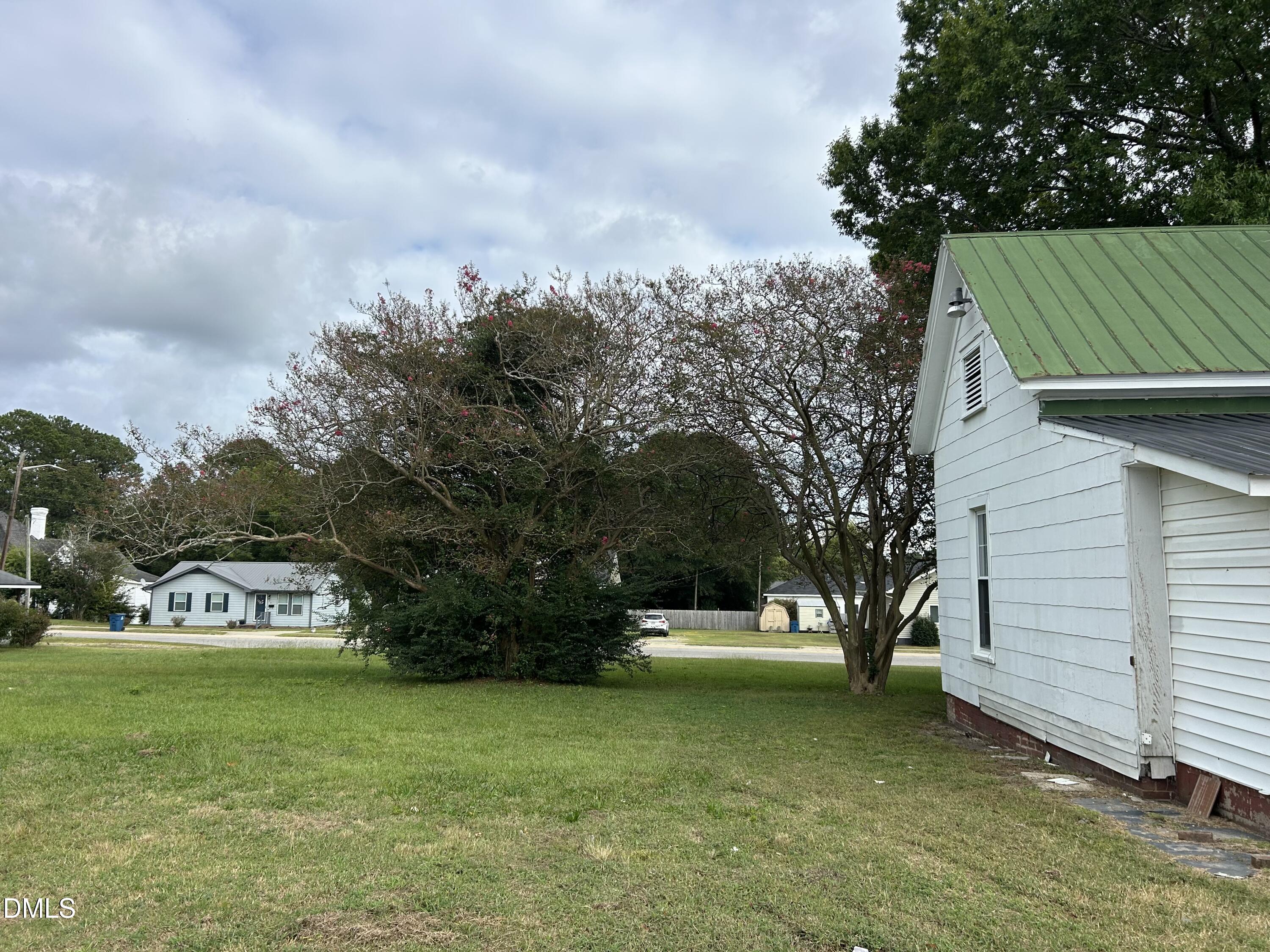 209 E Harnett Street Property Photo 21