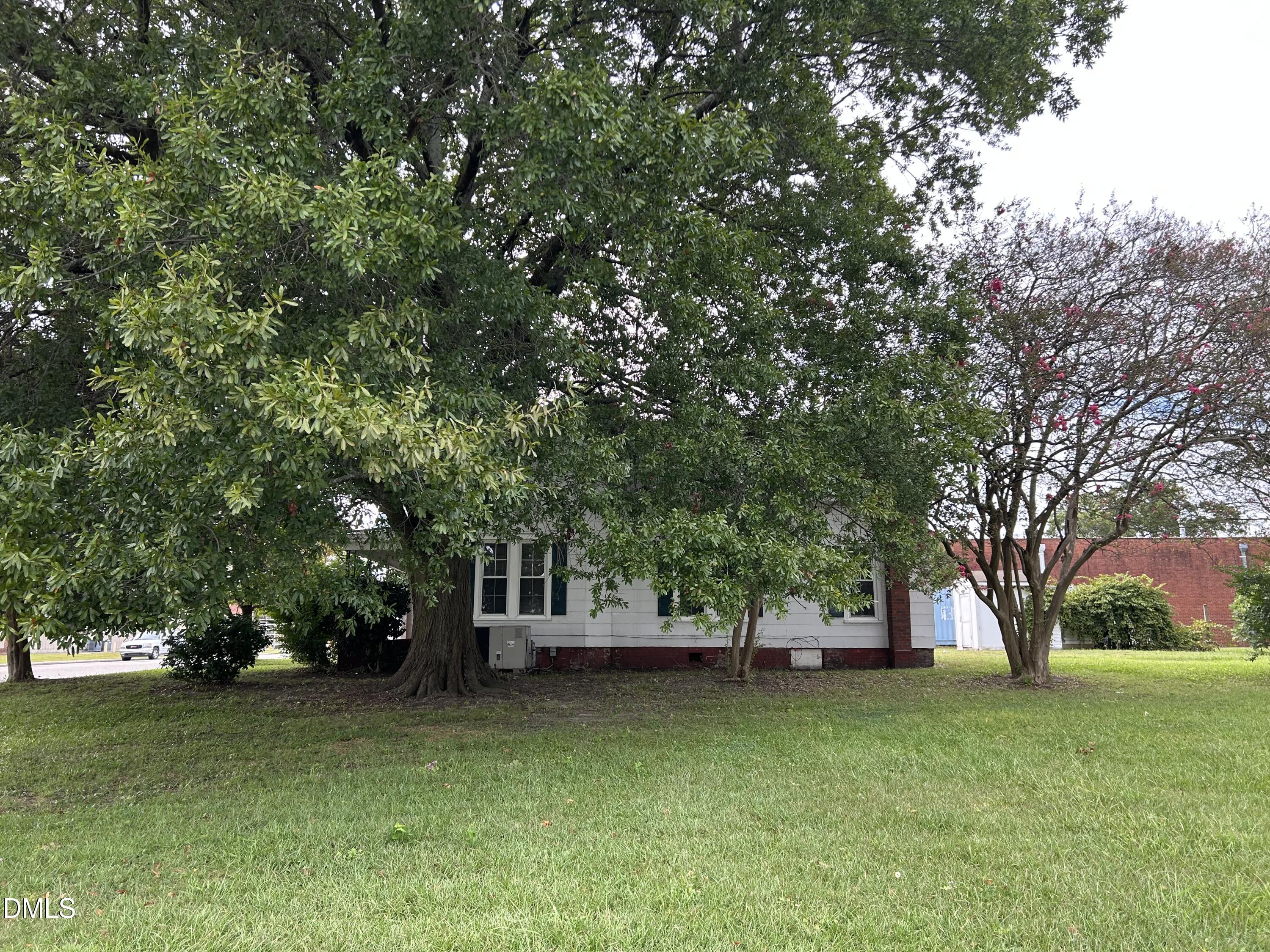 209 E Harnett Street Property Photo 22