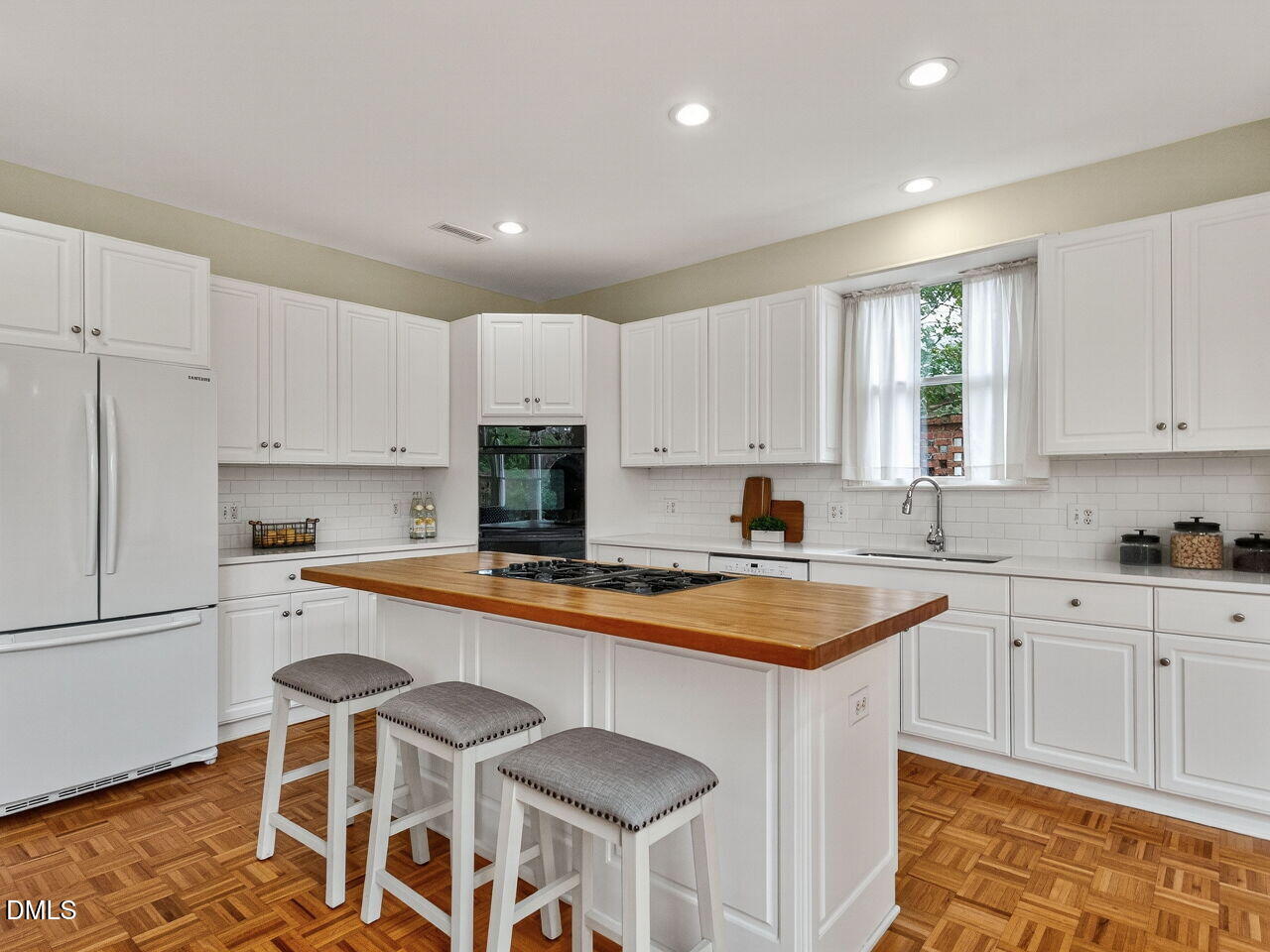 28 W Madison Property Photo 9