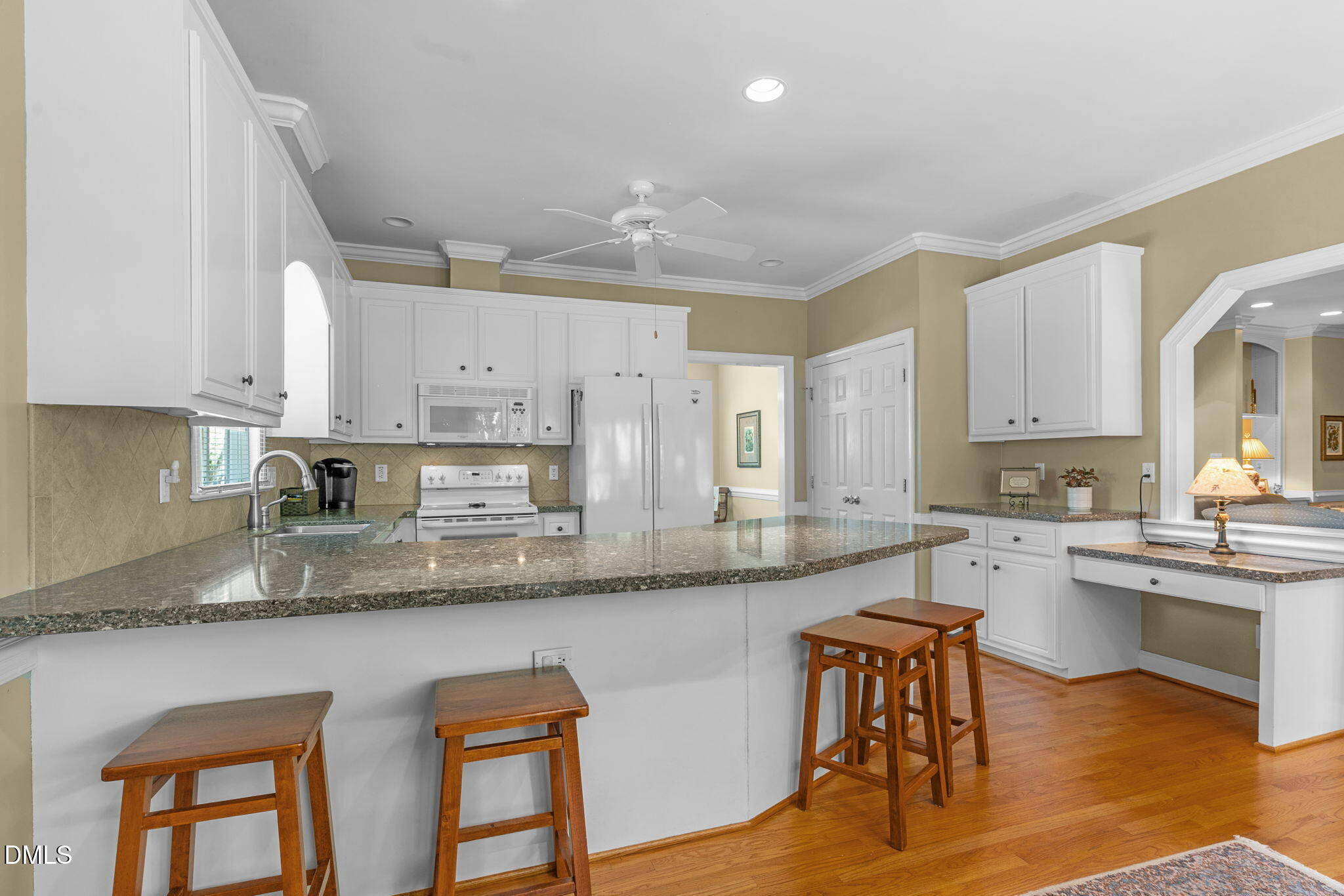 5010 Country Club Drive N Property Photo 9