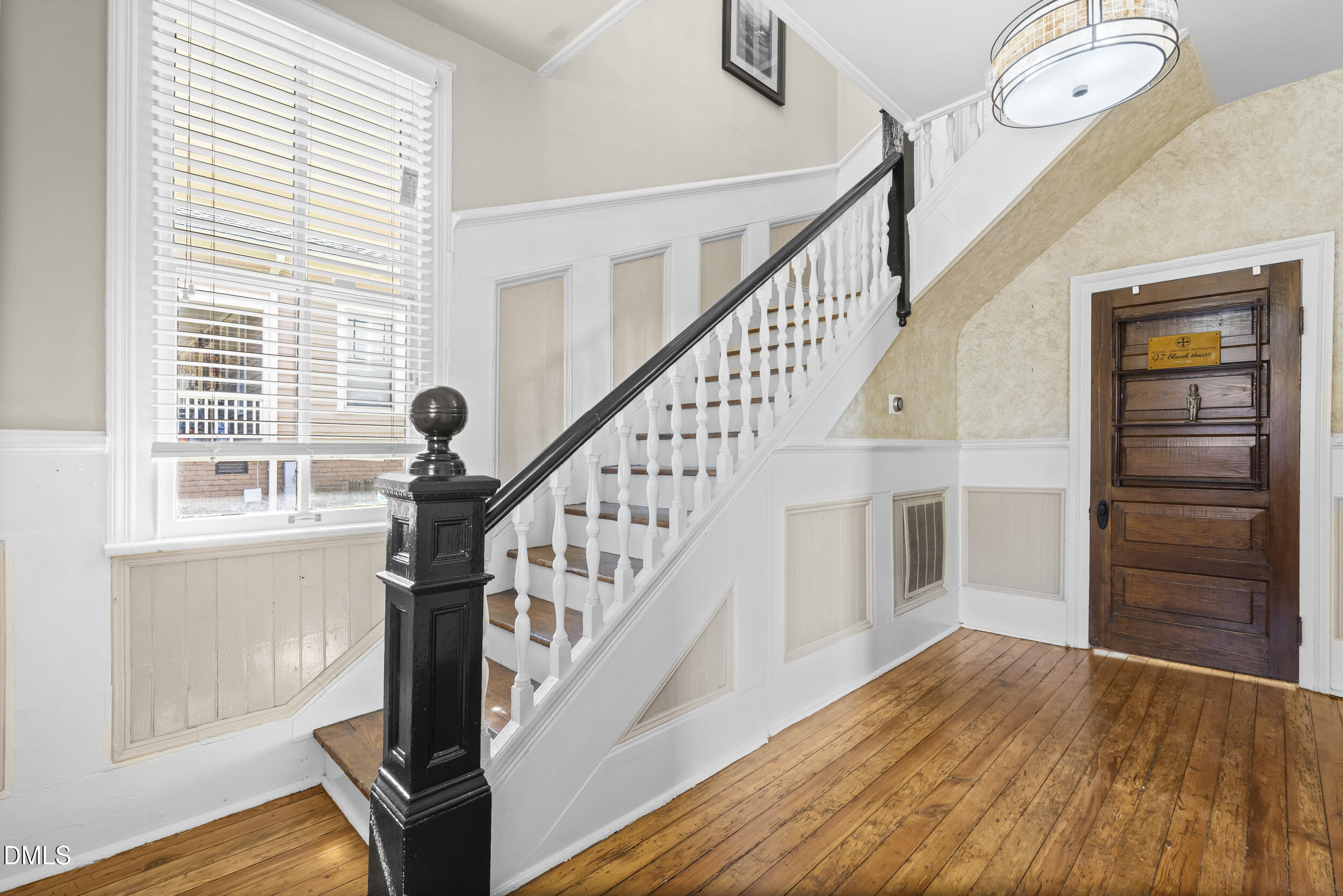 527 N East Street Property Photo 6