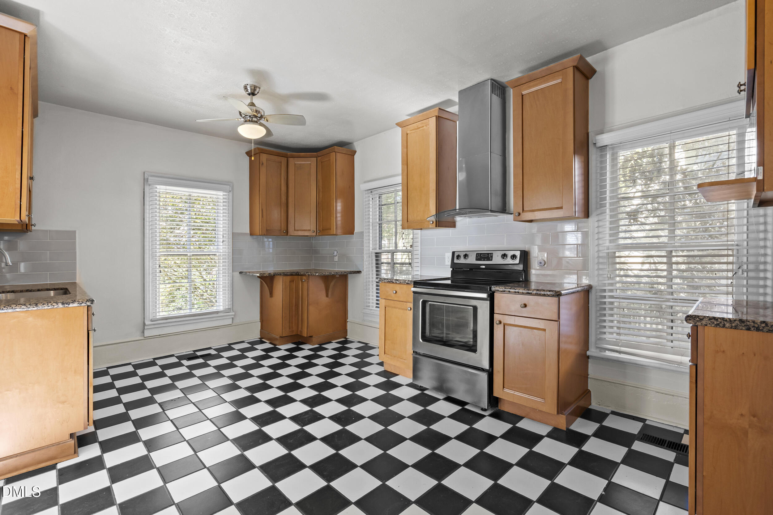 527 N East Street Property Photo 16