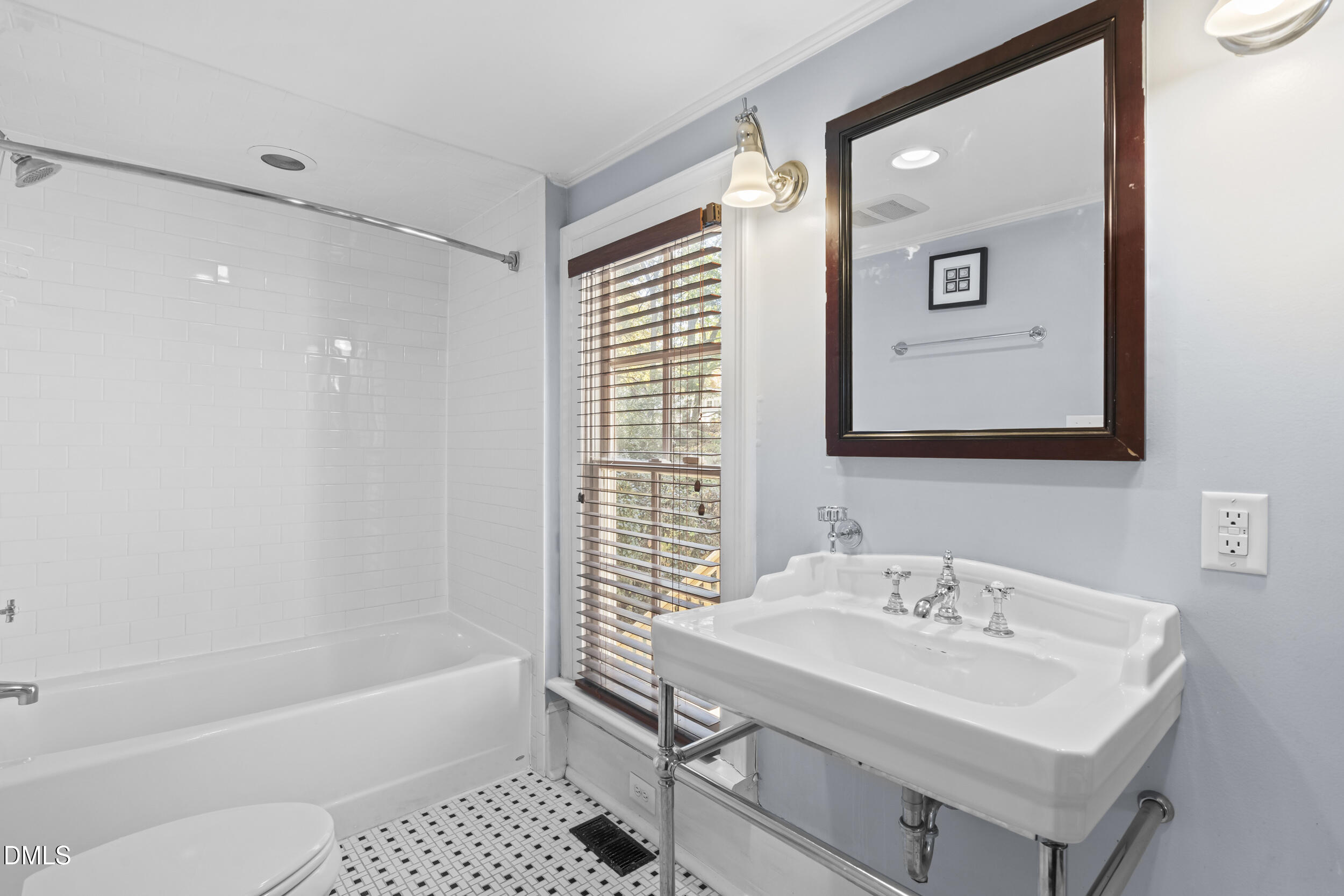 527 N East Street Property Photo 20