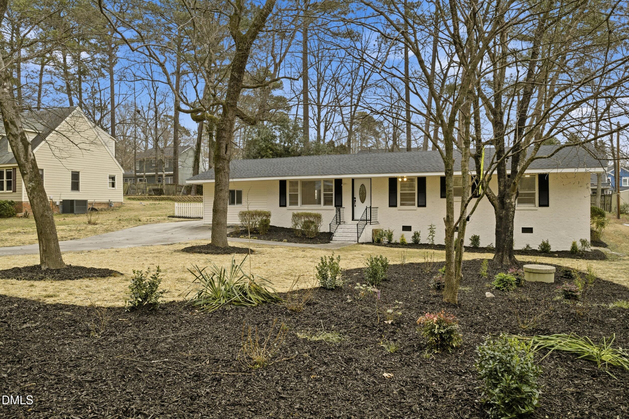 208 Lynnwood Estates Drive Property Photo 2