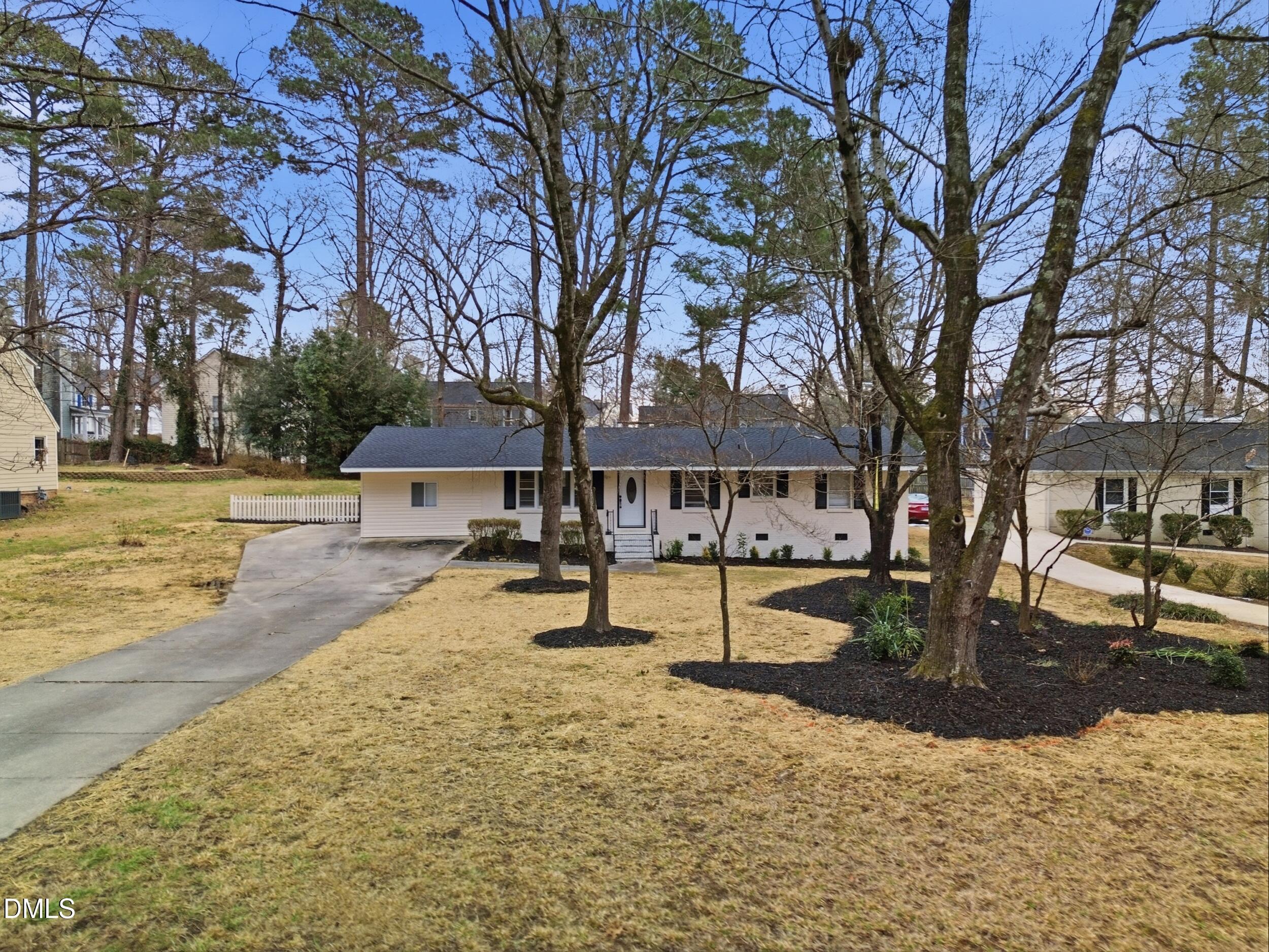 208 Lynnwood Estates Drive Property Photo 4