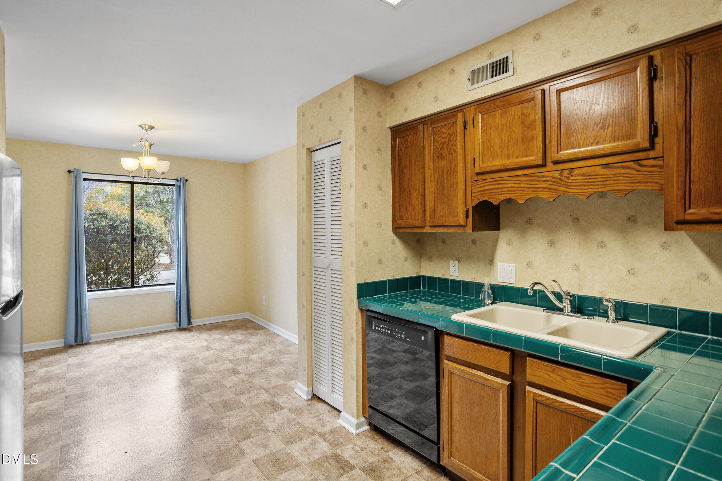 4101 Five Oaks Drive Unit 38 Property Photo 18