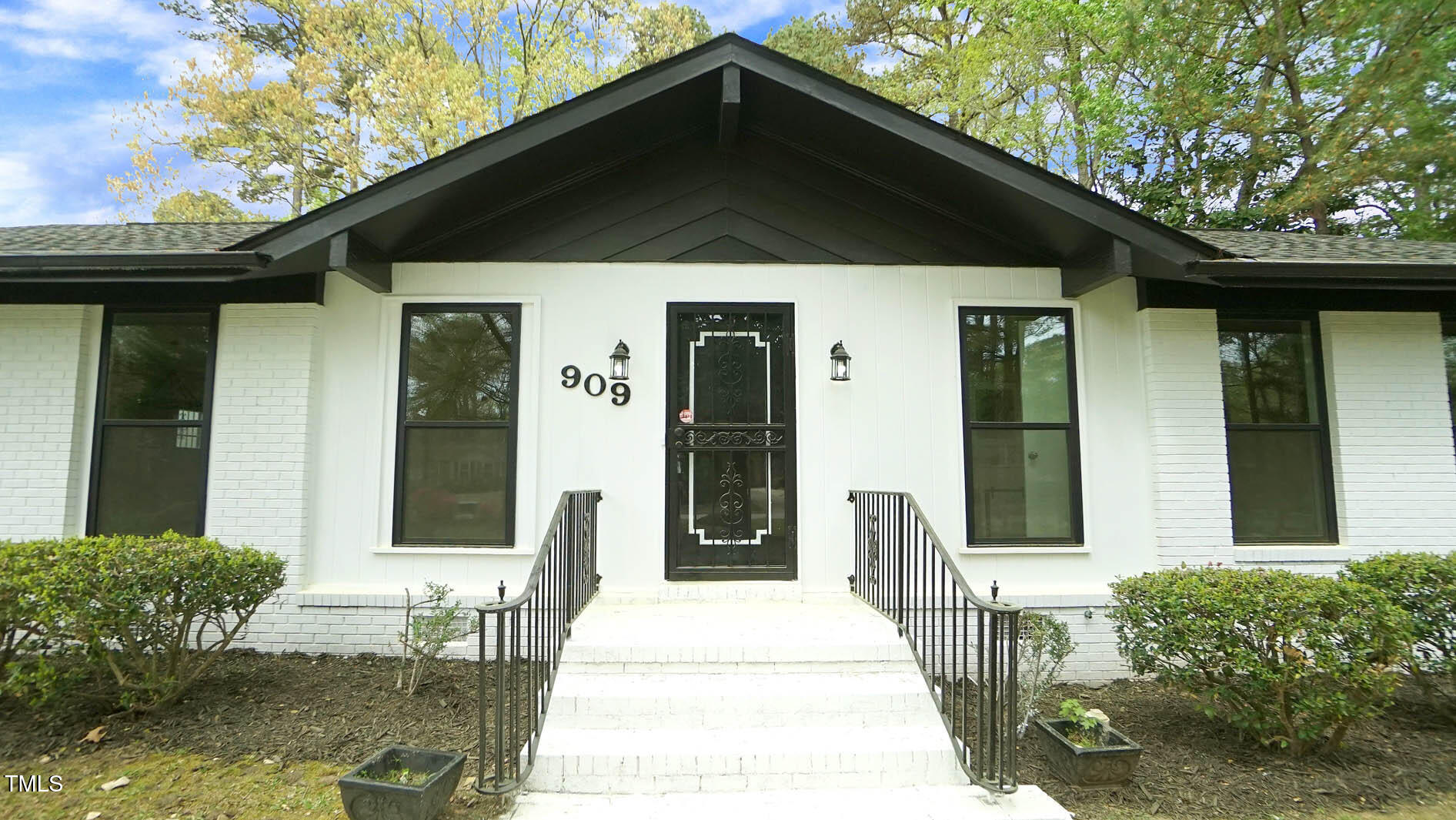 909 Windcrest Road Property Photo 7