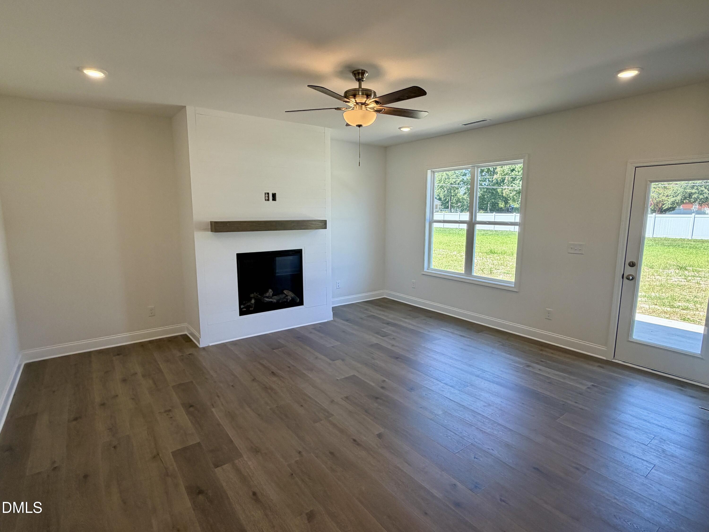 61 W Coulter Court Property Photo 4