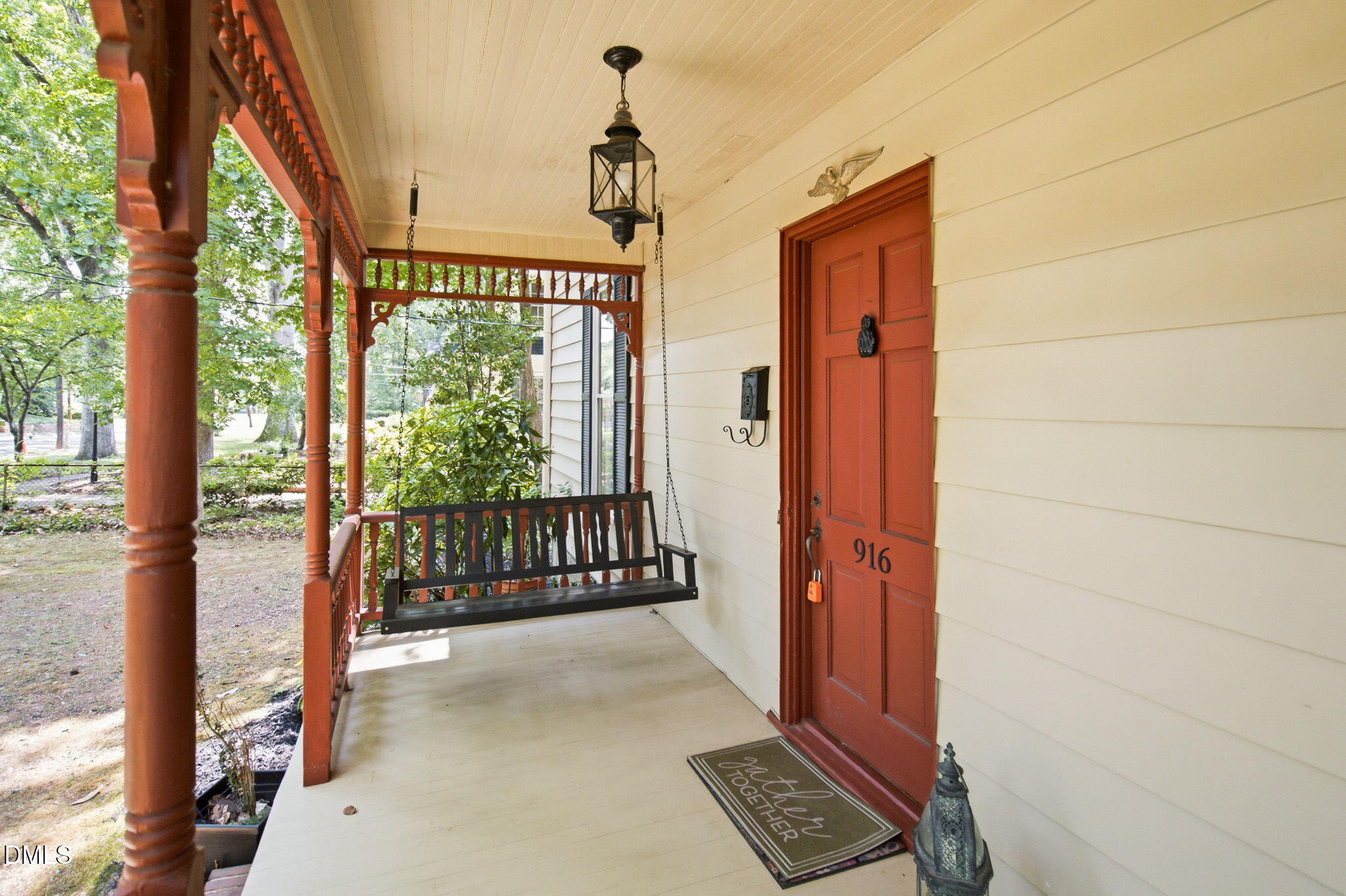 916 W Davis Street Property Photo 5