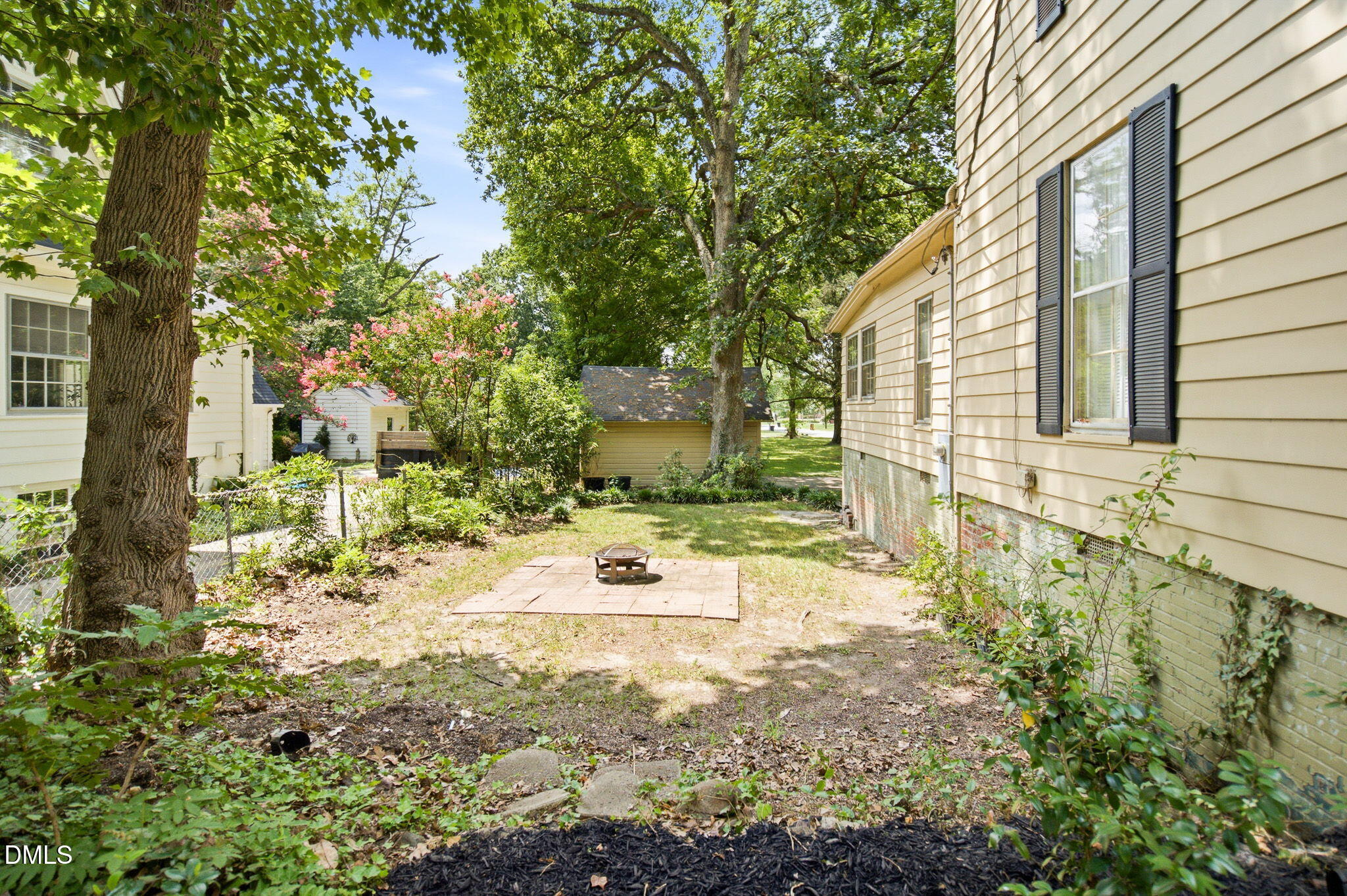 916 W Davis Street Property Photo 37