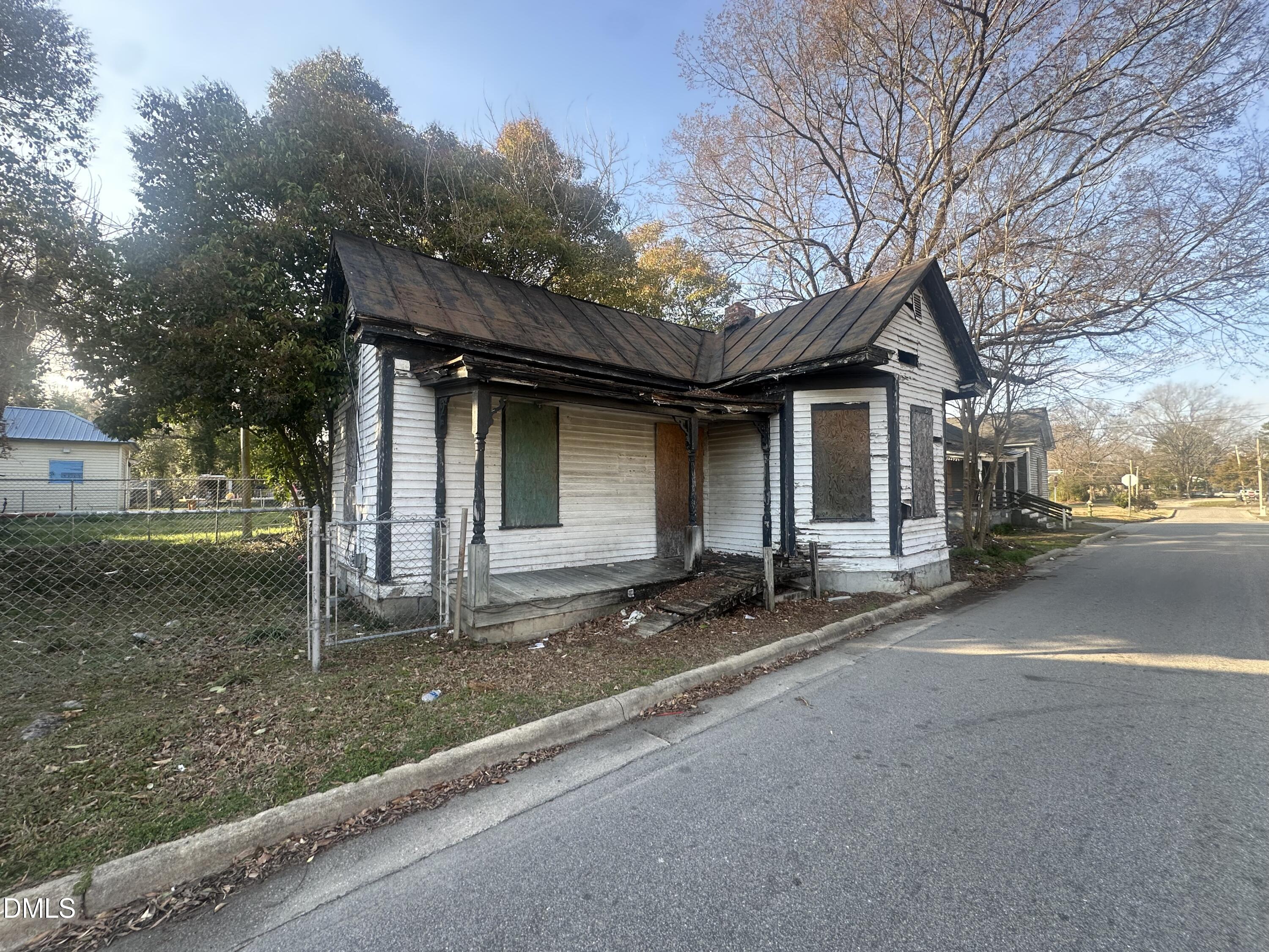 303 Elba Street E Property Photo 1