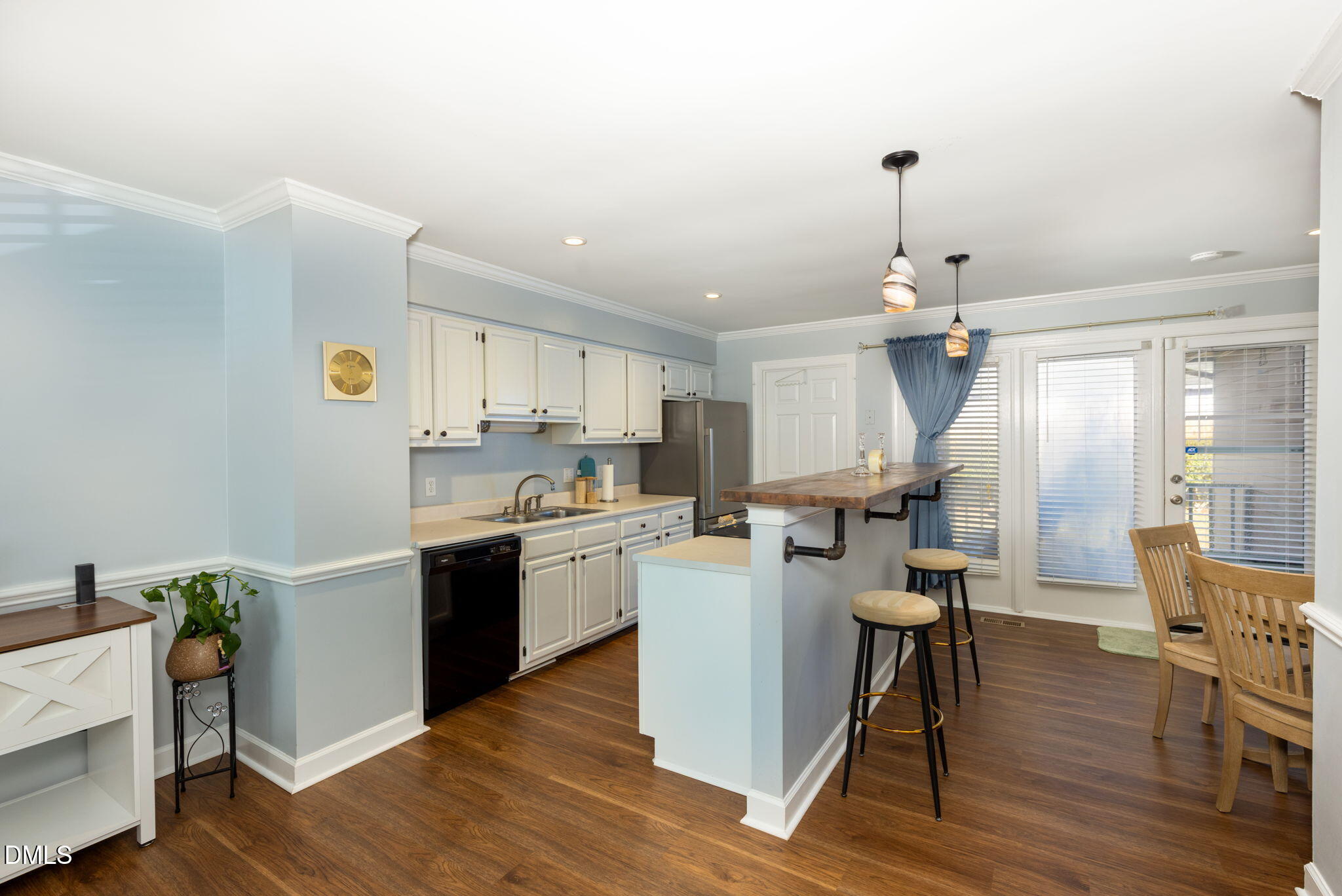 1250 Shadowbark Court Property Photo 8