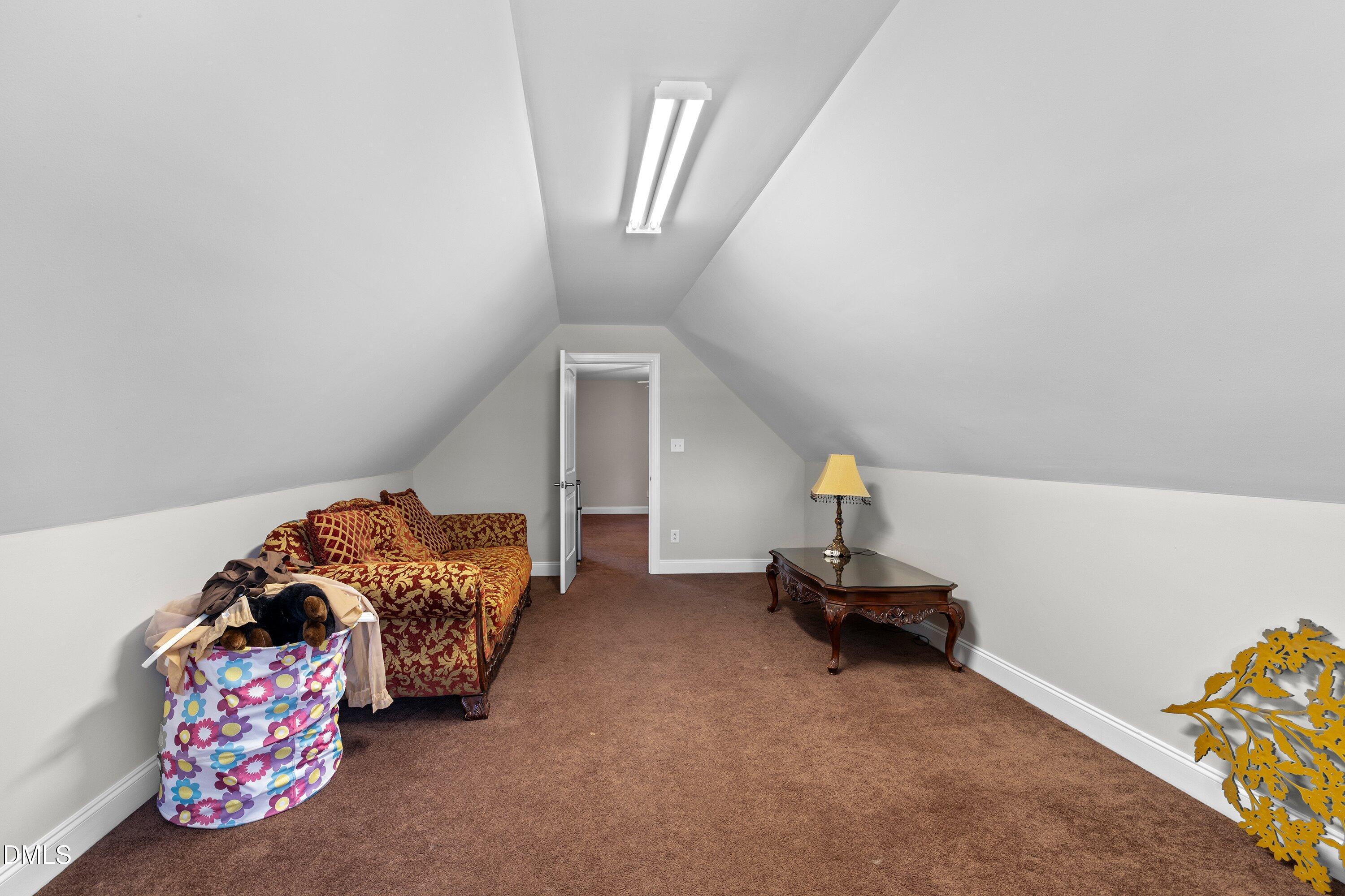 89 New Castle Court Property Photo 45