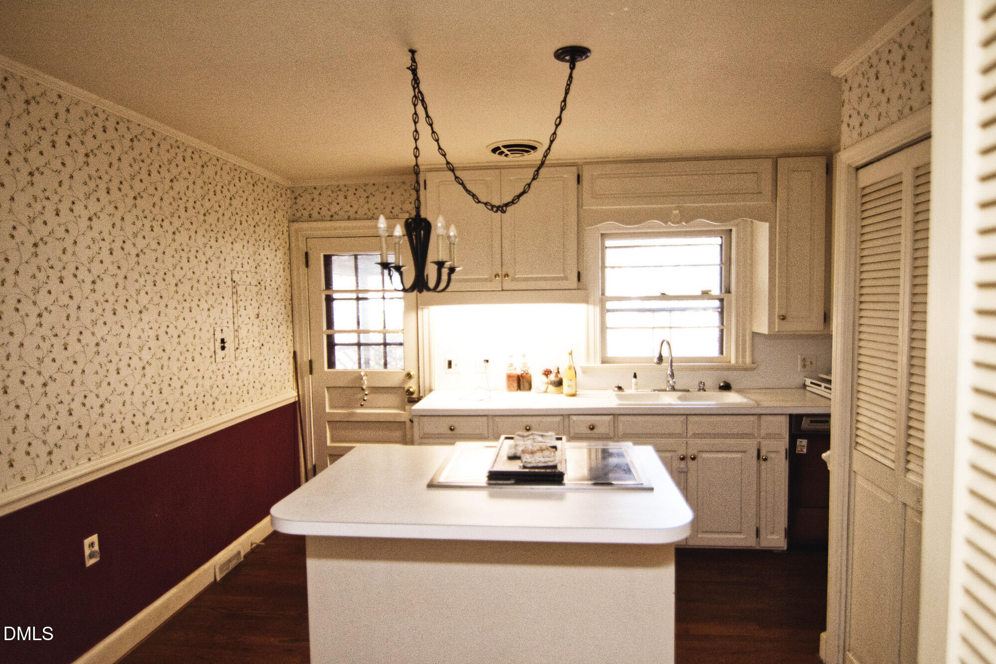 713 Burton Street Property Photo 4