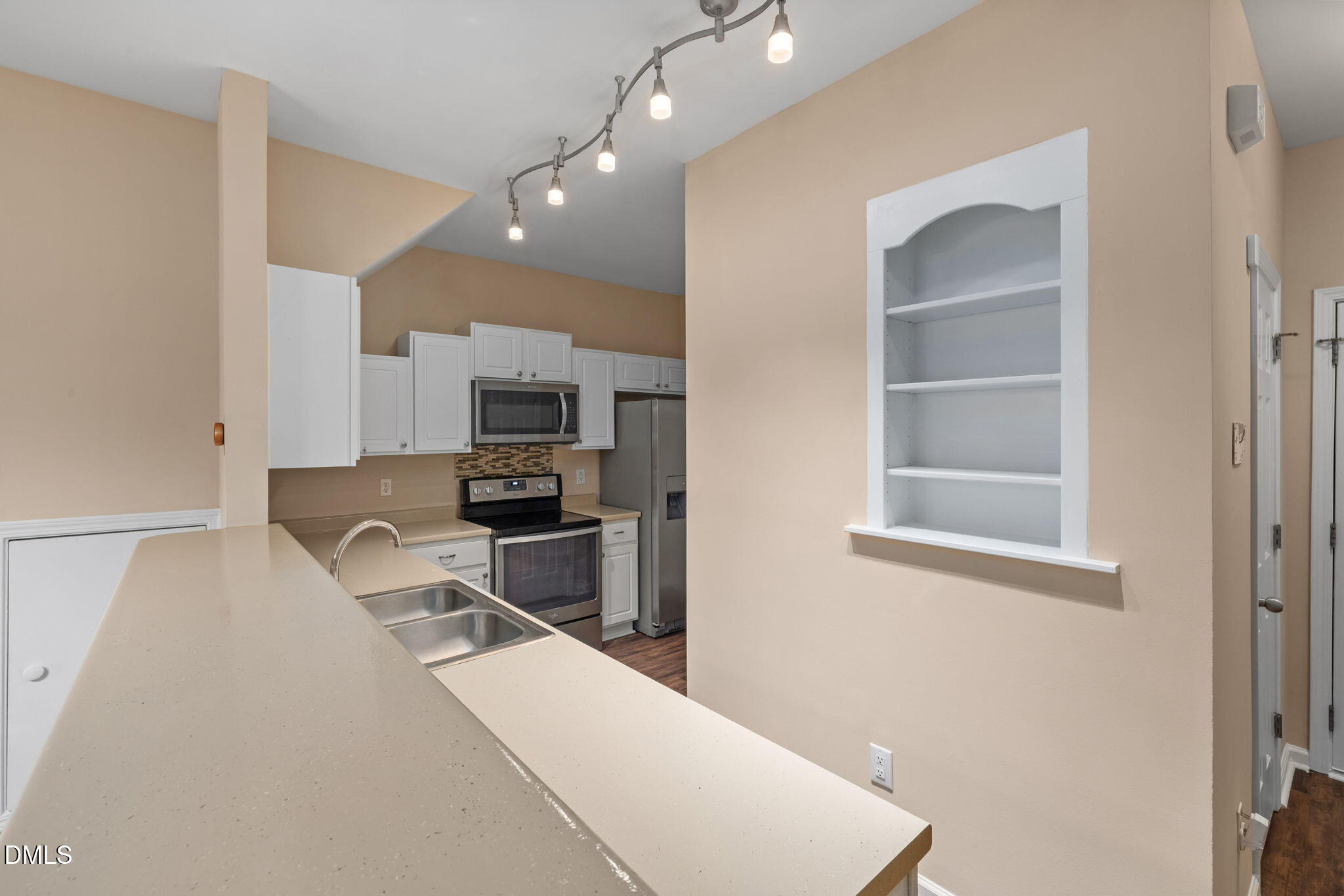 908 Hadel Place Property Photo 12