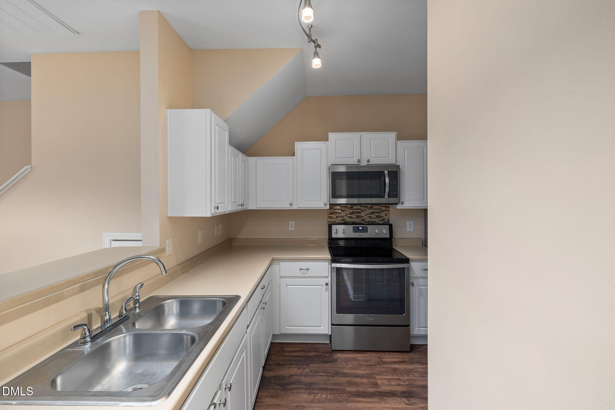 908 Hadel Place Property Photo 13