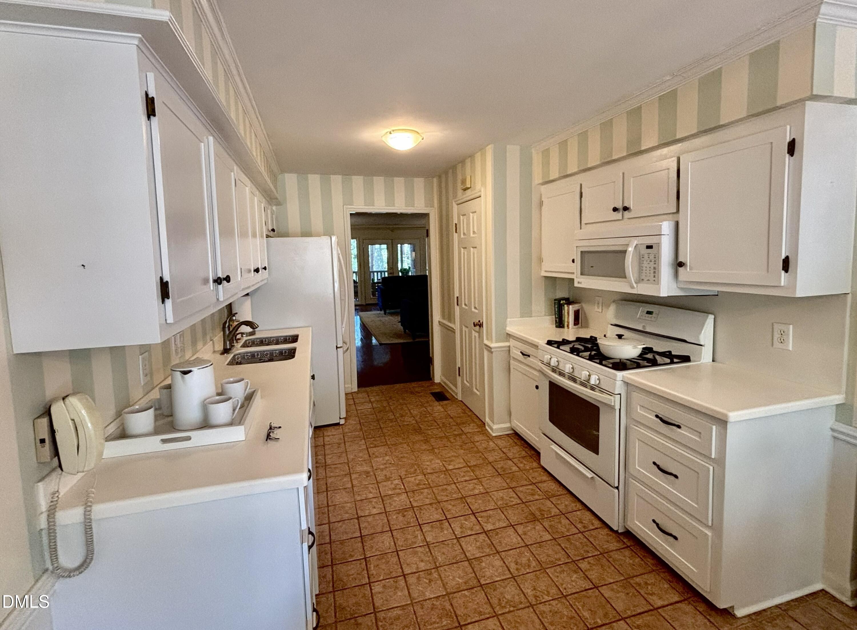 180 Montrose Drive Property Photo 16