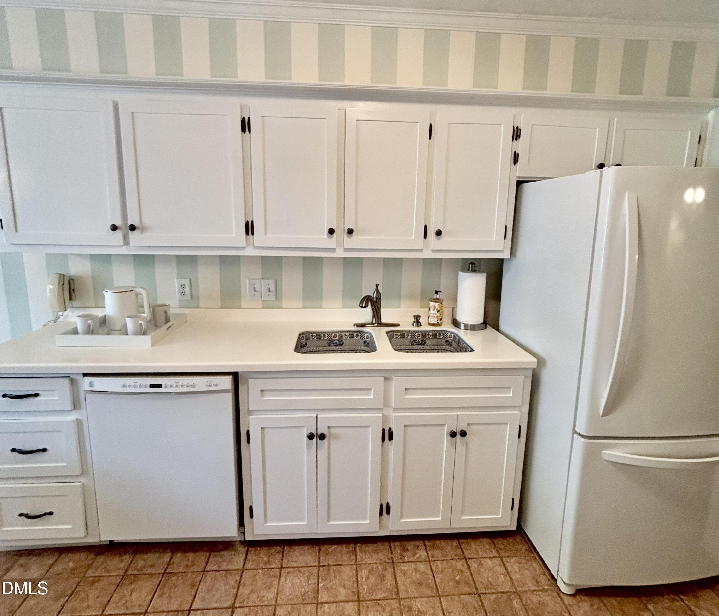 180 Montrose Drive Property Photo 17