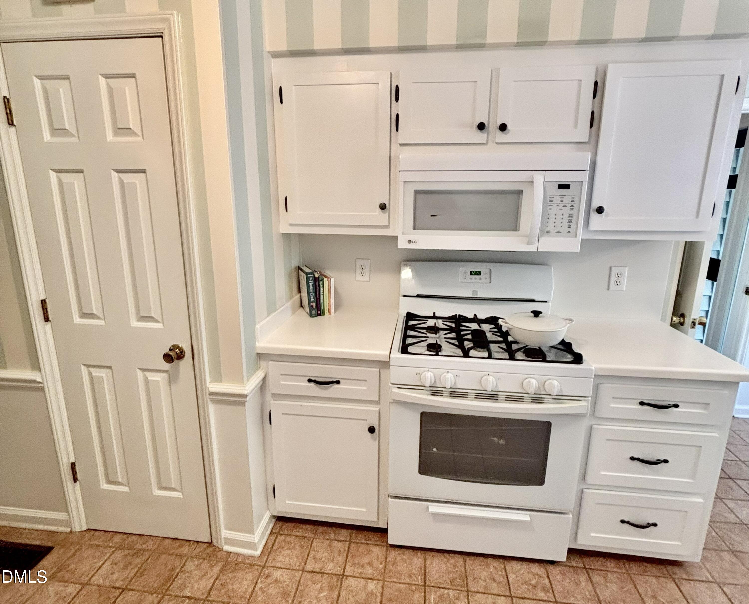 180 Montrose Drive Property Photo 18