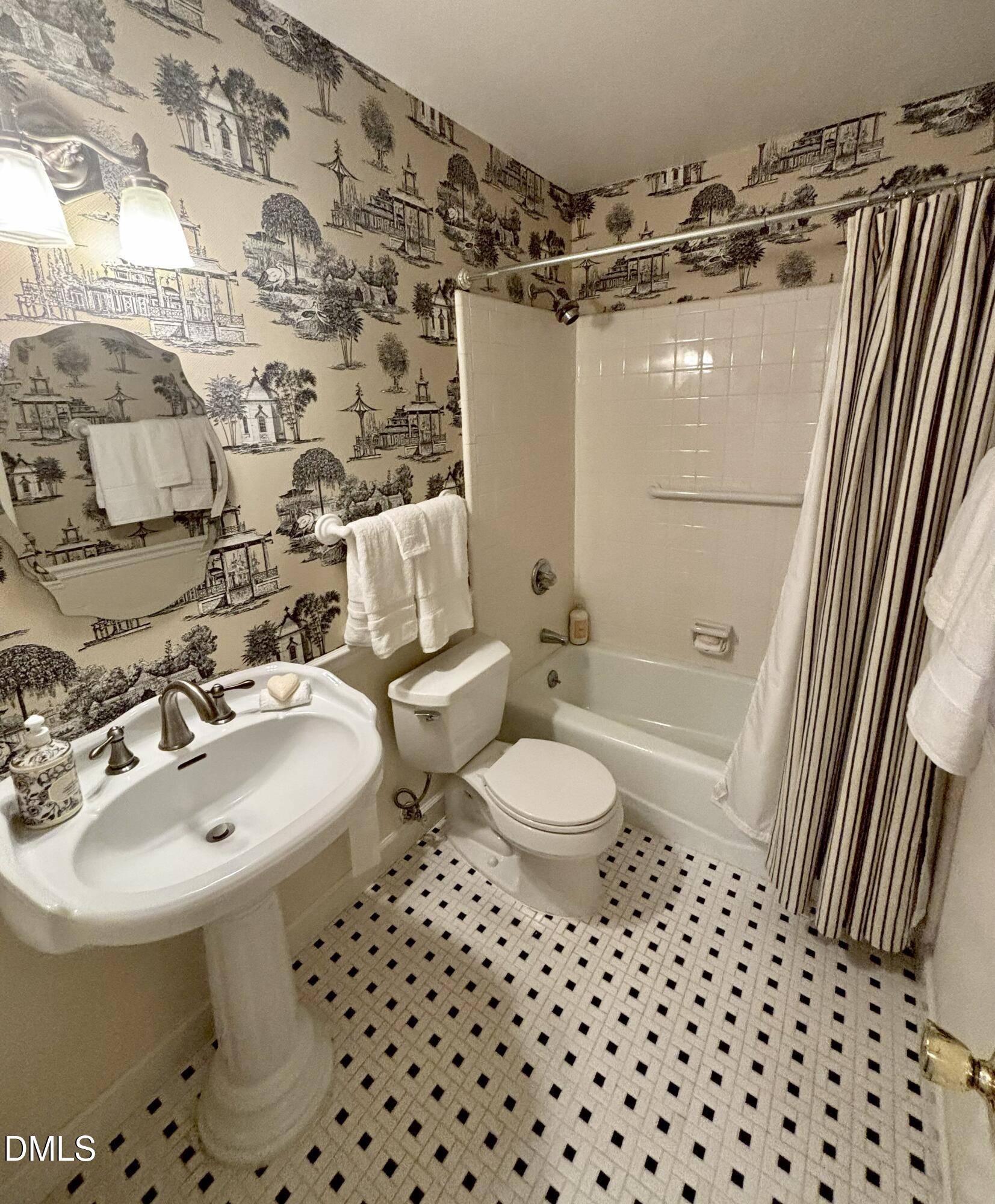 180 Montrose Drive Property Photo 24