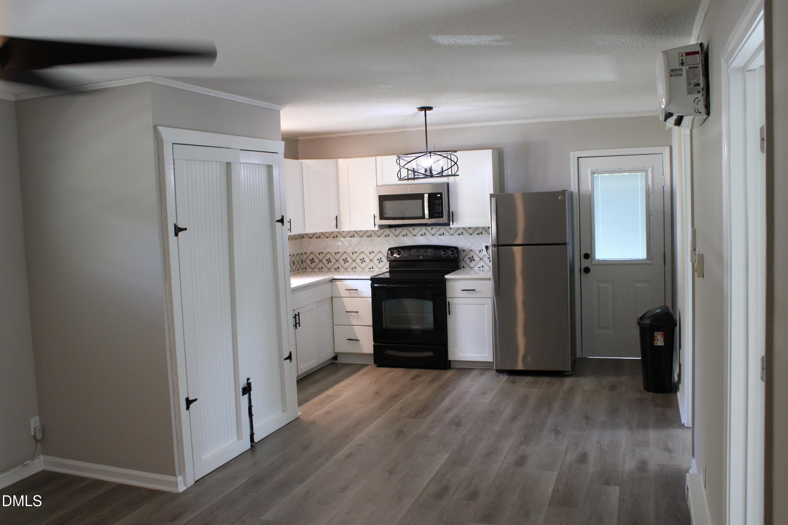 1120 Drew Street Property Photo 7