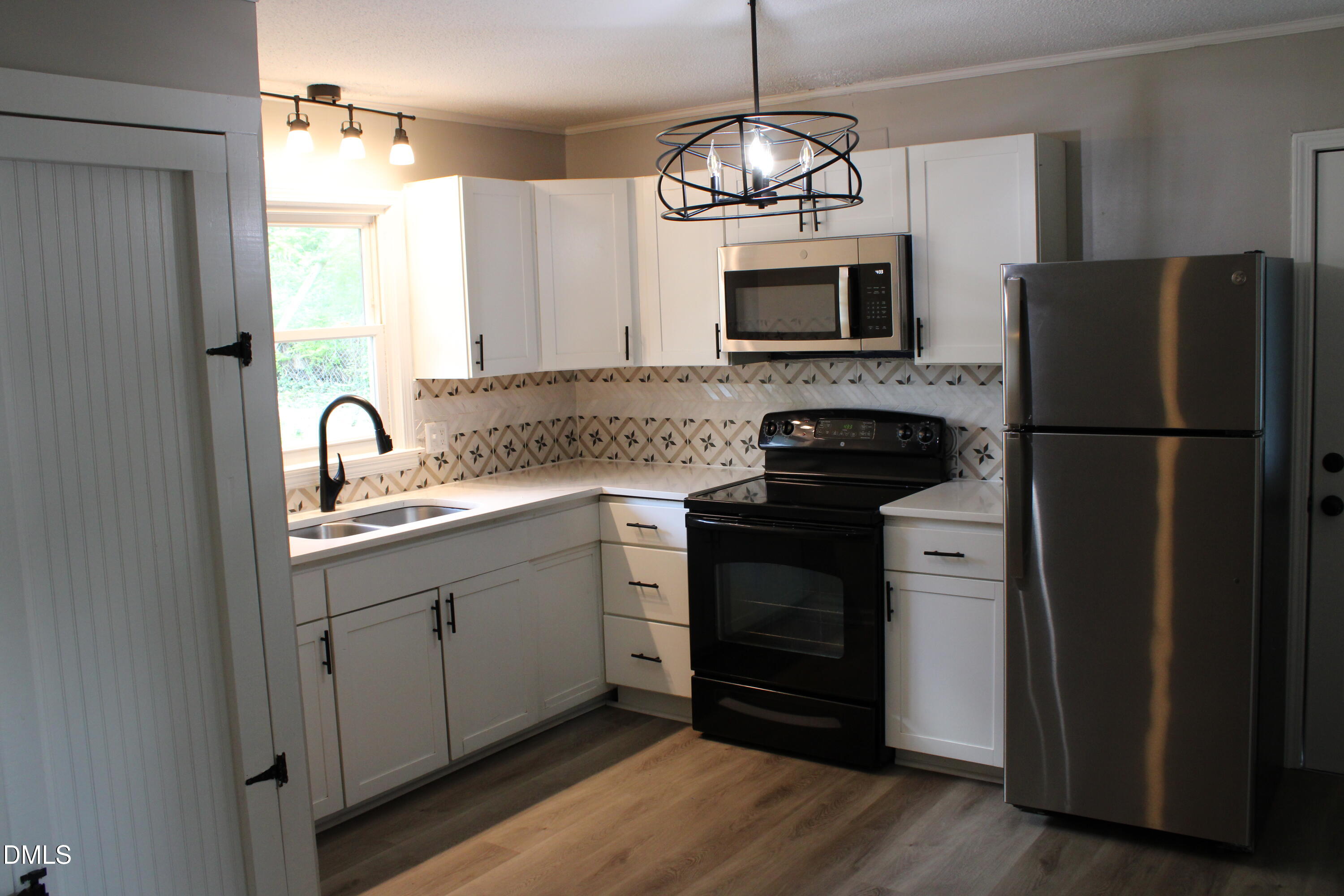1120 Drew Street Property Photo 8