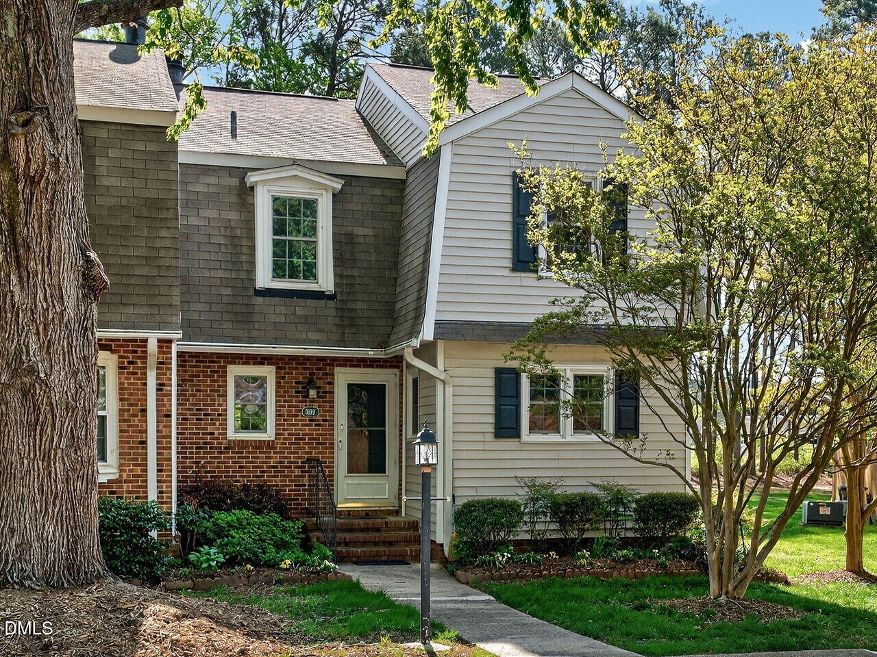 833 Kensington Drive Property Photo 2